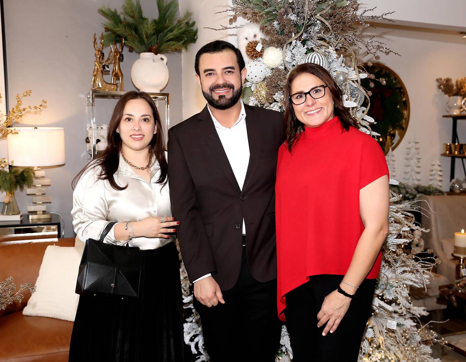 Cinthia Morazán, Raul Banegas y Lineth Vega. 