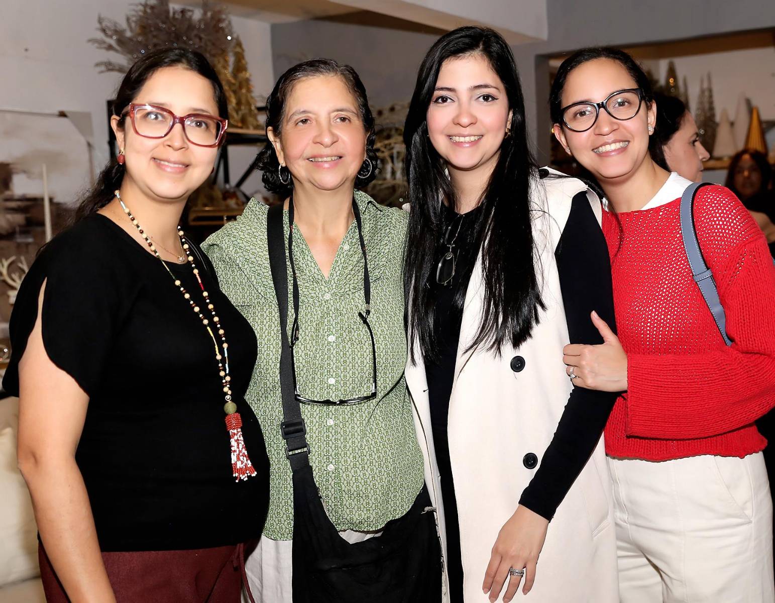 Flavia Barrienos, Maritza Rodriguez, Fatima Barrientos y Leonela Barrientos. 