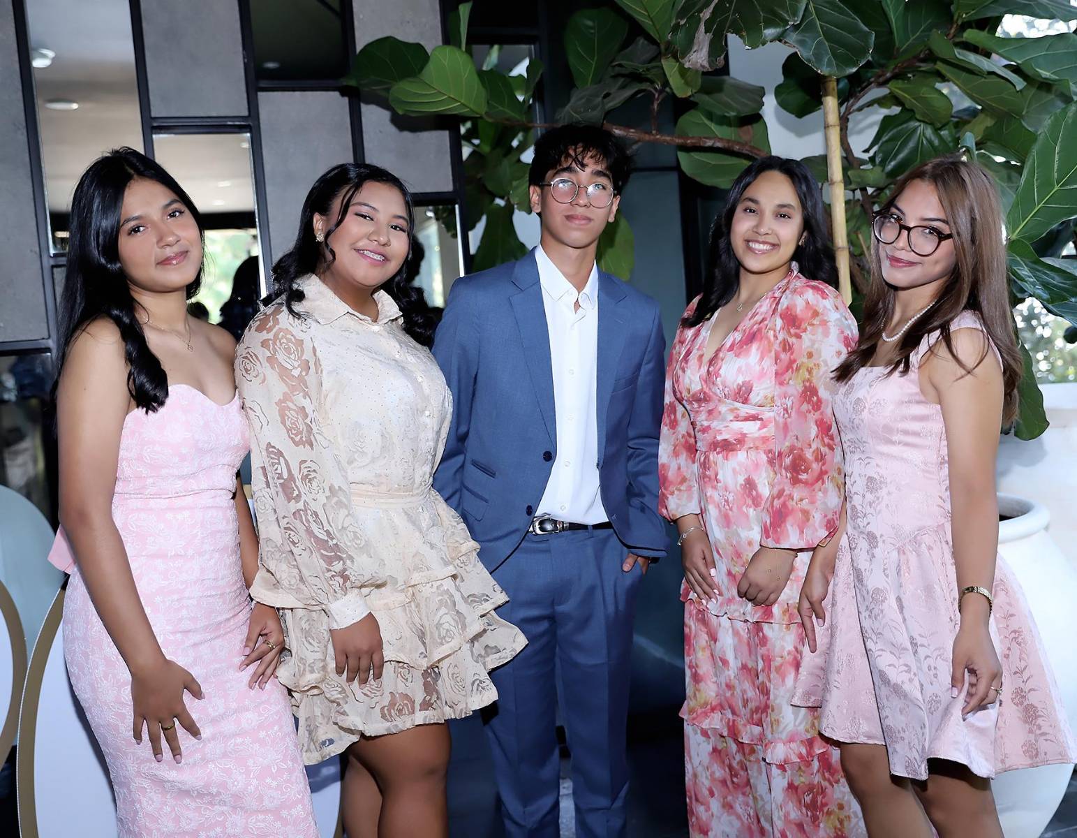 El restaurante La Cumbre fue el escenario del senior brunch de Golden School 2026. Los jóvenes se reunieron para disfrutar de una mañana rodeada de naturaleza, risas y buenos momentos, celebrando juntos una de sus últimas actividades antes de la esperada graduación.