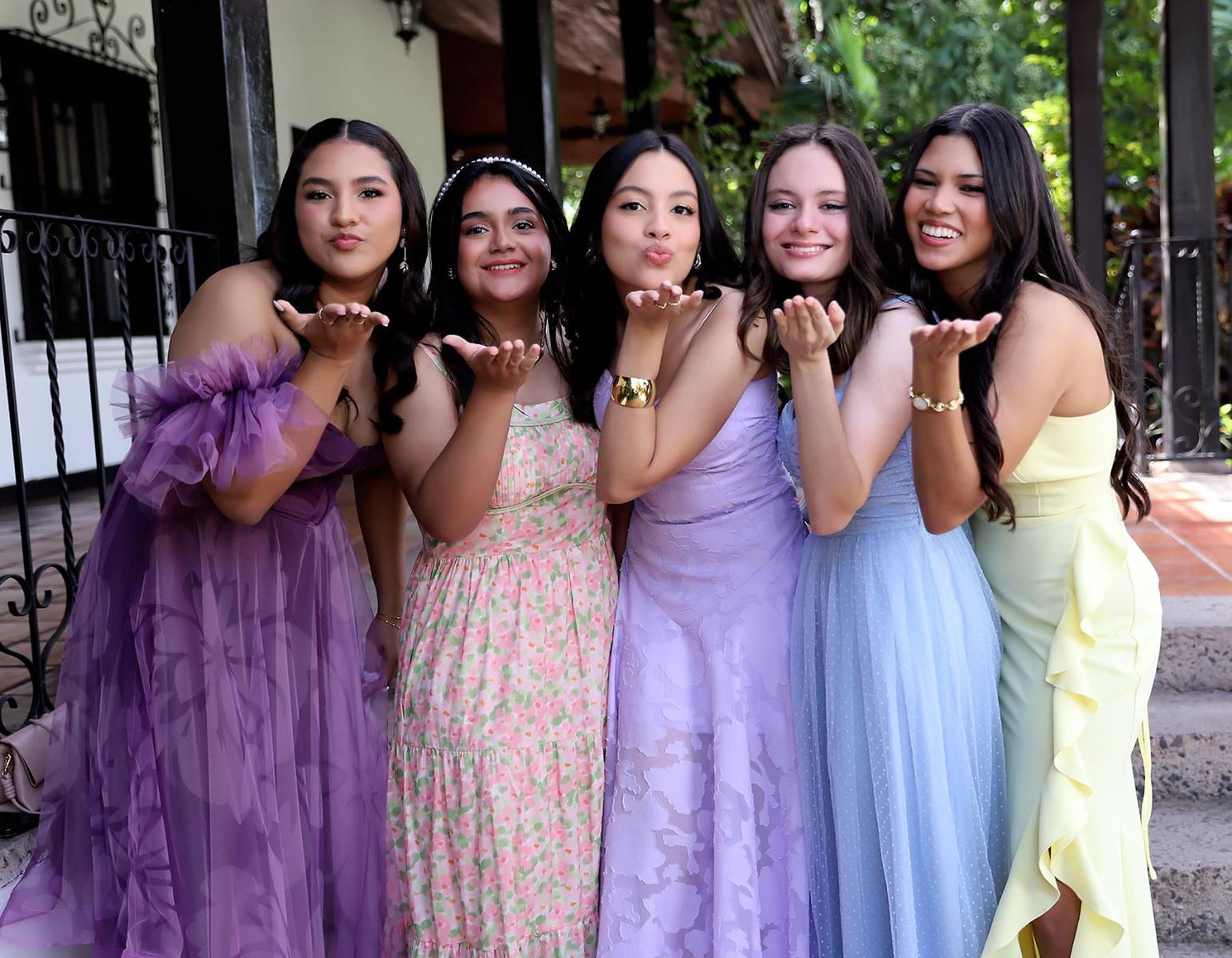 Rosángela Banegas, Victoria Mendoza, Ana Moncada, Samantha Zepeda y Natalia Riera.