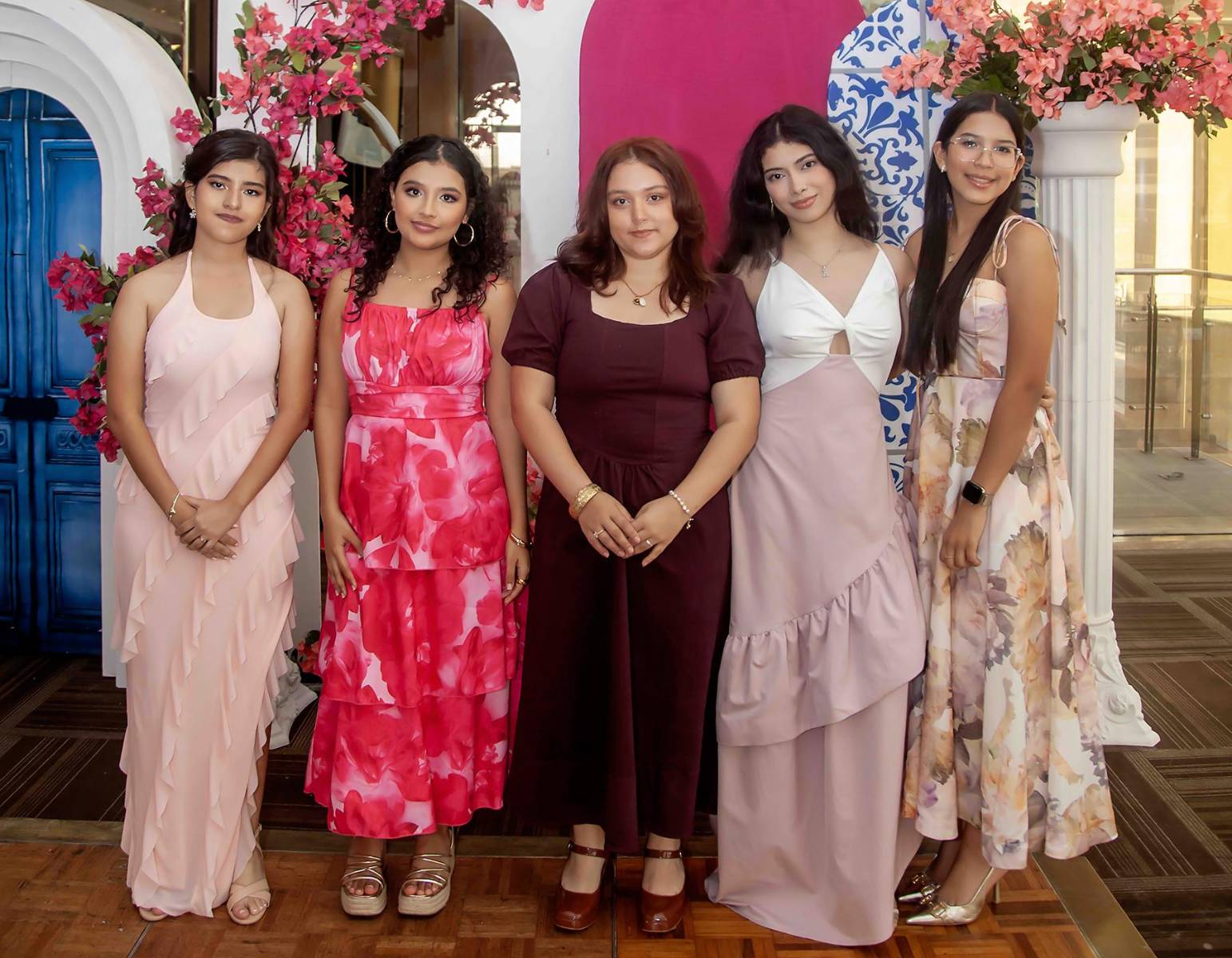 Ilssy López, Paola Anariva, Diana Rodríguez, Andrea Rivera y Lizzy Sauceda.