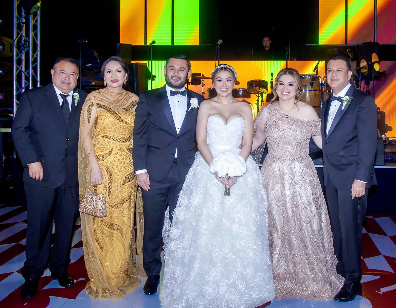 Vicente Contreras y Elsa Flores con su hijo Josué David, su esposa Jenny Maldonado y sus padres Jenny Villeda y Omar Maldonado.