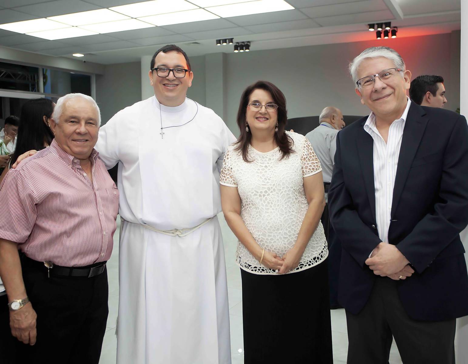 José Ángel Mejía, padre Eduardo Sorto, Liliana Kafie y Luís Ramírez.