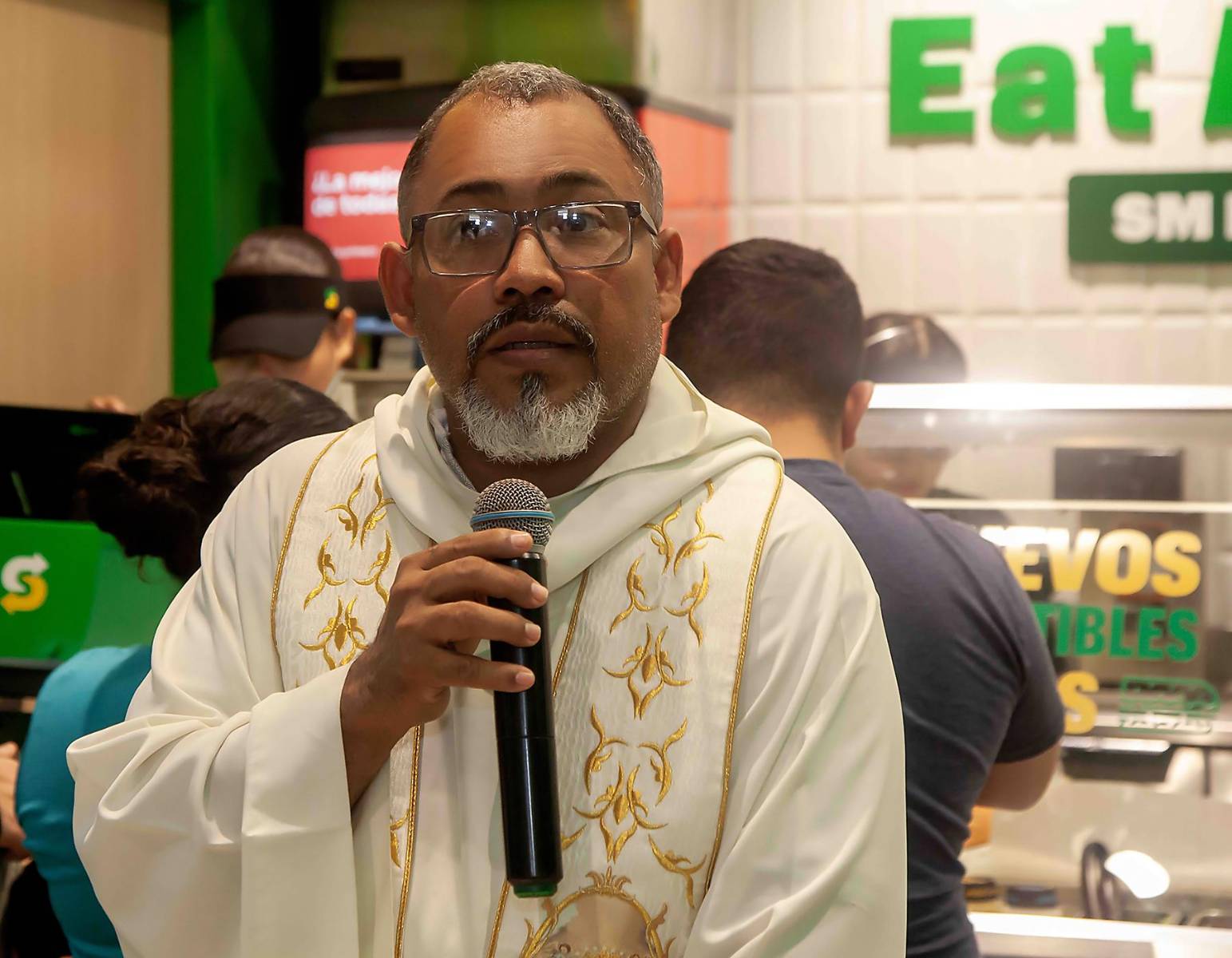 El reverendo Carlos Mejía, al momento de inaugurar el nuevo restaurante Subway en Plaza Santa Mónica.