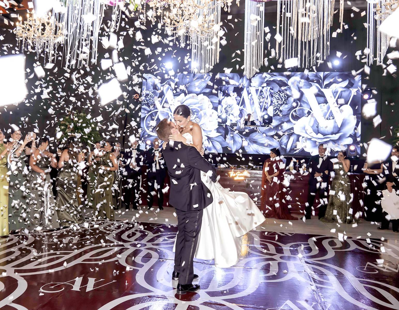 Los recién casados al finalizar el vals fueron cubiertos por una lluvia de confeti.