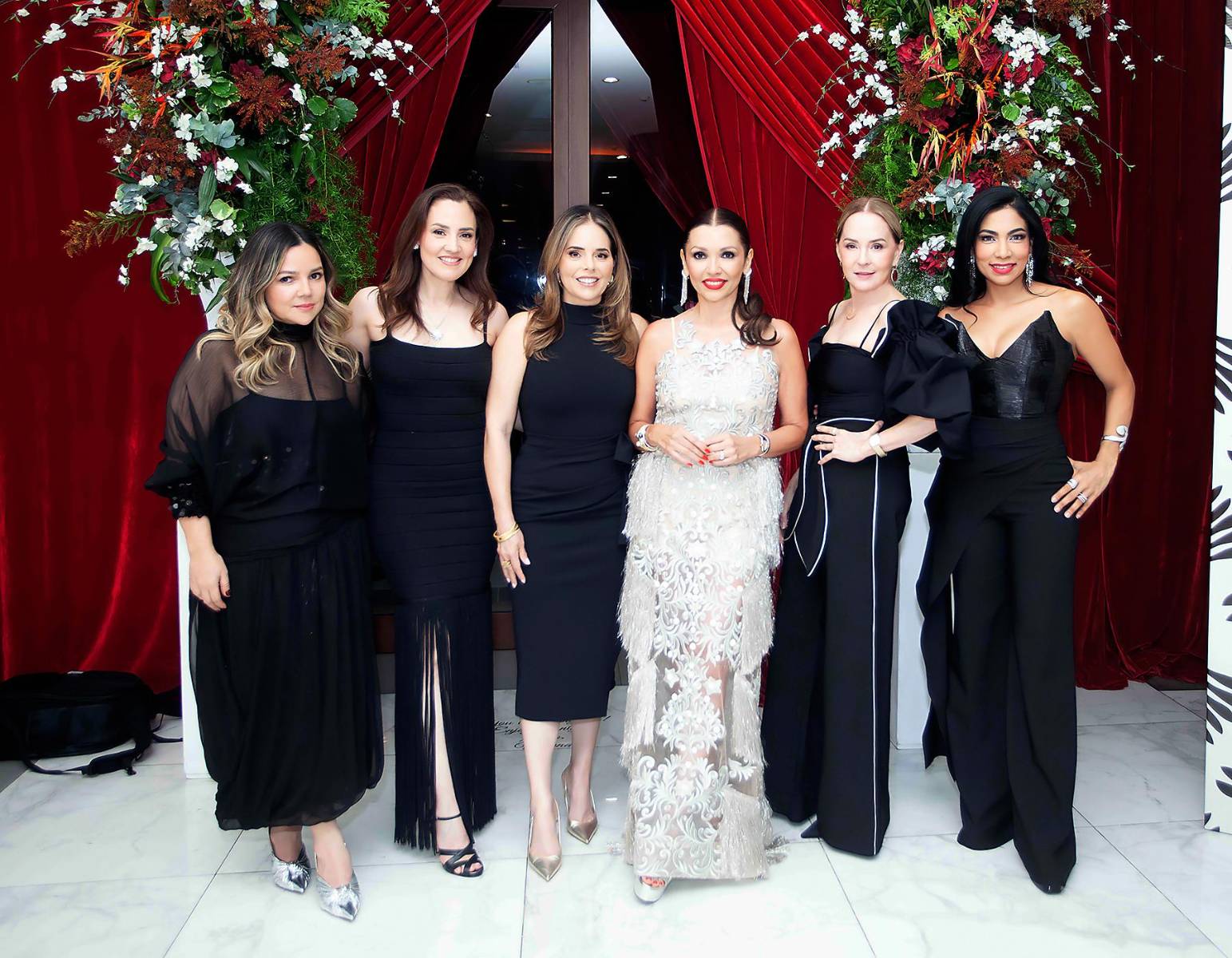 Christiane Menjivar, Lourdes Abufele, Krista Hepburn, la cumpleañera Marna Schmidt, Betsy Rodríguez y Sarahi Sánchez.