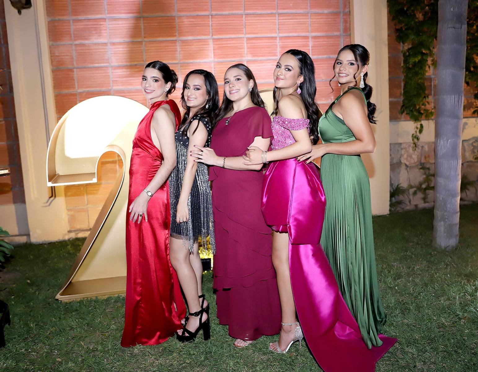 Maxine Gernat, Mía Simón, Camila Retes, Michaela Simón y Valeria Irías.