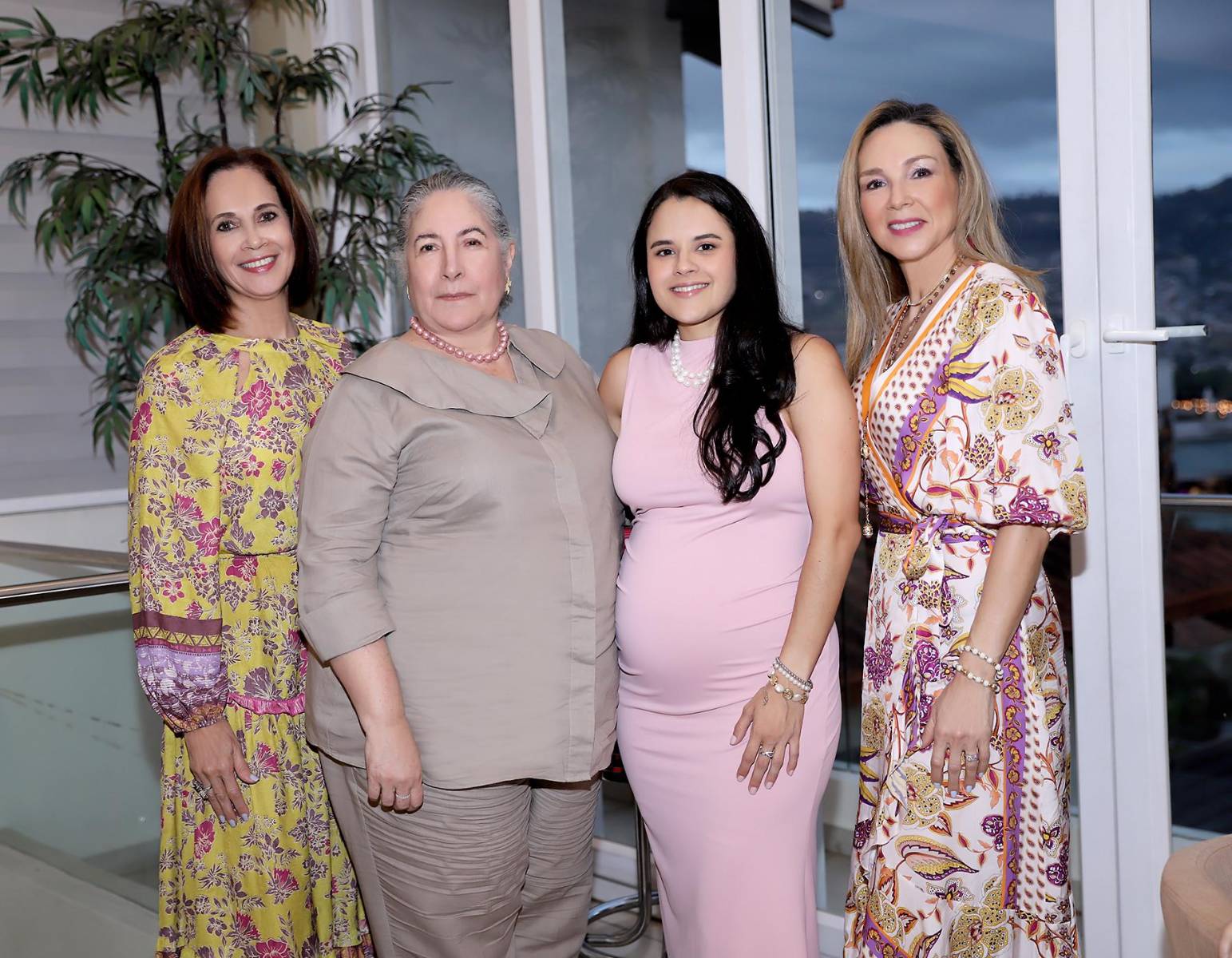 Isabella Batres con Aracely Batres, Yolanda Batres y Karla Kafie