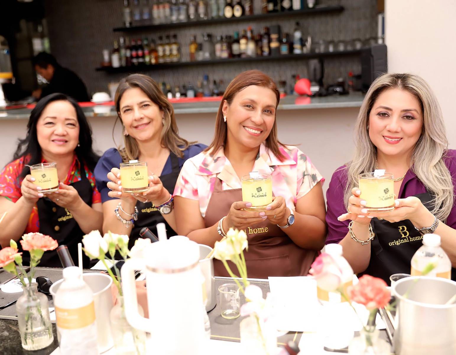 Grupo Flores celebró a sus clientas con una experiencia íntima y cuidadosamente curada, la exclusiva Candle Bar Experience, una mañana diferente donde los aromas, los detalles personalizados y la calidez del ambiente se convirtieron en los verdaderos protagonistas. En el marco de la celebración del Día de la Madre, las invitadas vivieron un espacio diseñado para consentir, crear y conectar, dando forma a sus propias velas aromáticas mientras compartían un momento único lleno de estilo, bienestar y emoción.