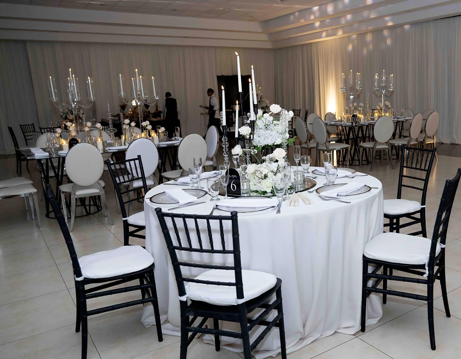 Una elegante decoración lució el salón San Pedro del Hotel Copantl &amp;Convention Center.