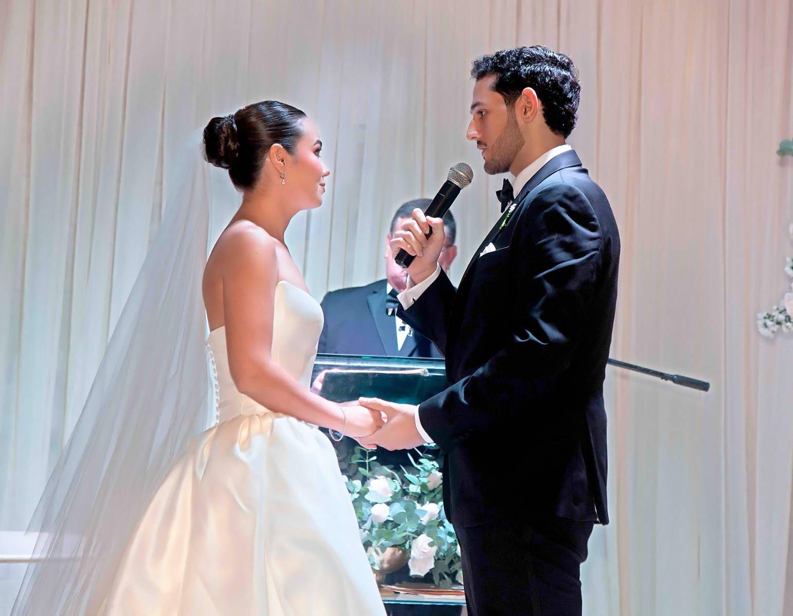  Los enamorados durante la ceremonia religiosa.