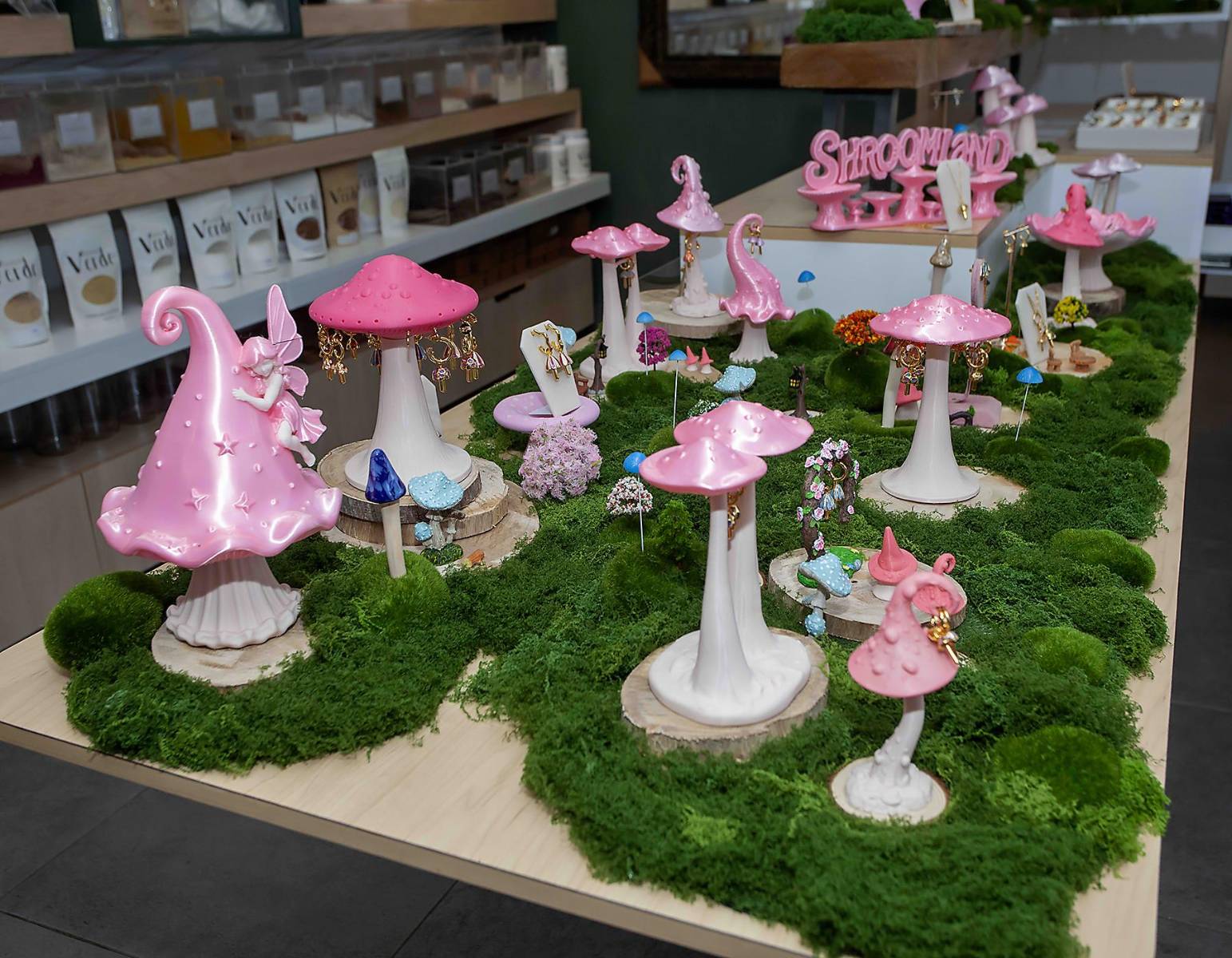 La diseñadora Marie Jules Bendeck presentó Shroomland, una colección de joyas que converge la fantasía, el arte y la naturaleza. En las instalaciones de Bodeguita Verde, invitados especiales descubrieron una propuesta inspirada en la magia de los hongos, elaborada artesanalmente y concebida para despertar emociones a través de formas, texturas y colores llenos de encanto.