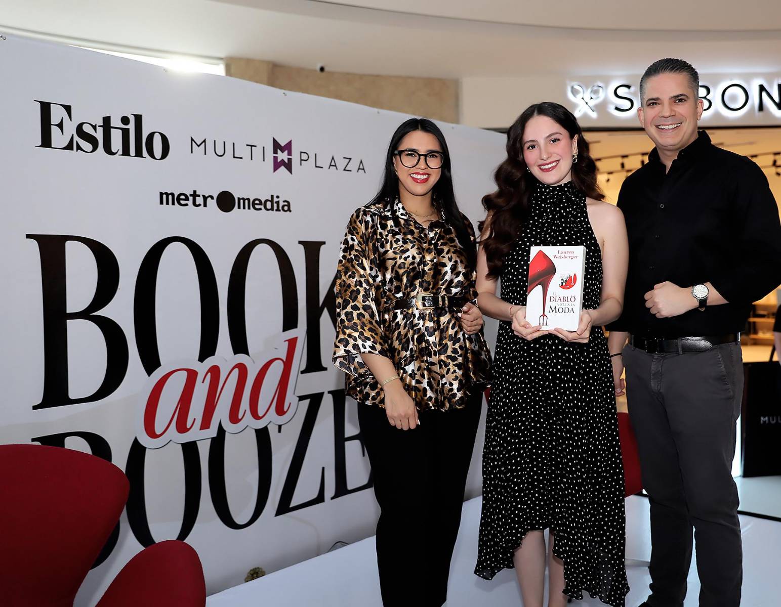 Revista Estilo, Multiplaza y Metromedia presentaron la quinta edición de Book n’ Booze, un encuentro que reunió a amantes de la lectura para inspirarse y conectar. En esta ocasión, Antonella Balleta guió la conversación alrededor del icónico libro The Devil Wears Prada, creando una experiencia única donde la pasión por los libros y la moda se encontraron.