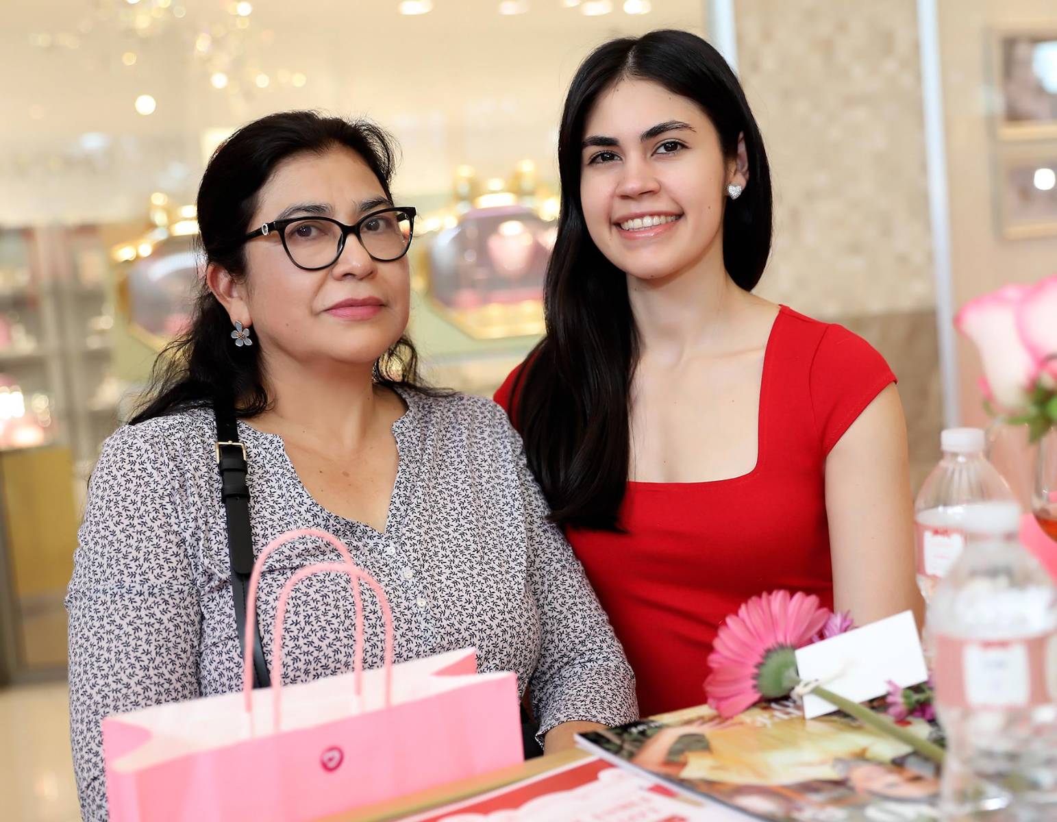 Rosa Oquelí y Gabriela Montes.