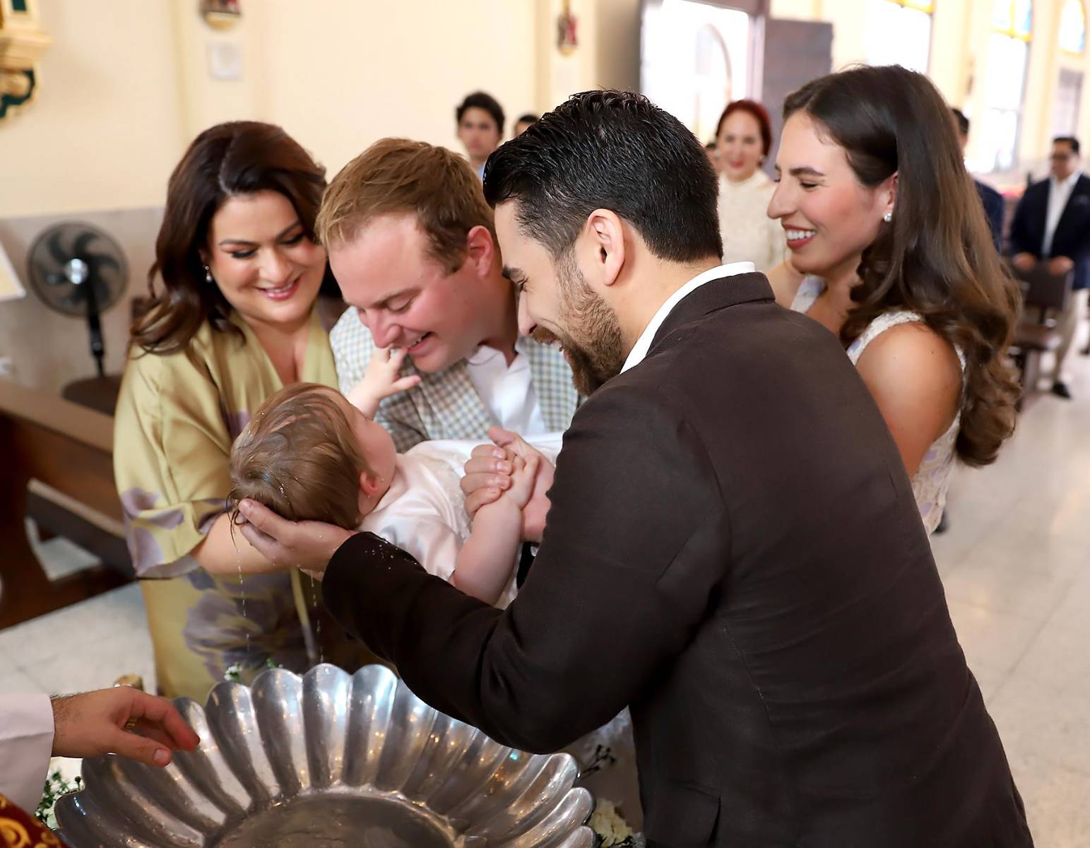 La pequeña Gia con sus padrinos: María Dolores Agüero y Miro Cuculiza.