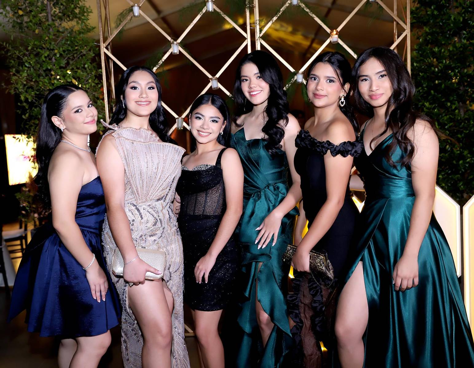 En una velada llena de emoción, los seniors 2026 de Elvel School se dieron cita en La Reserva Event Center para celebrar su tradicional cena de promoción. Vestidos con elegantes trajes de gala, los jóvenes compartieron una noche especial que marcó una de las últimas actividades previas a su graduación, celebrando la amistad, los recuerdos y el inicio de una nueva etapa.