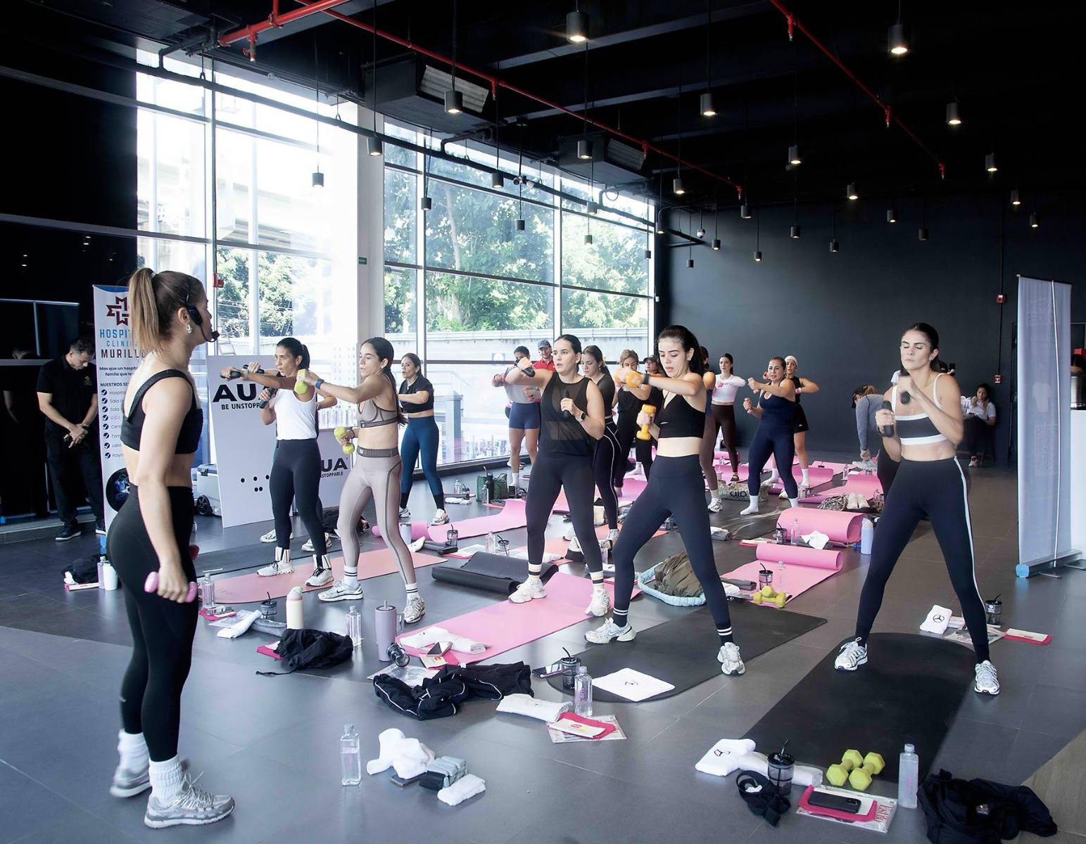 Mercedes-Benz Honduras celebra el bienestar con “Barre &amp; Drive” junto a Leasing Atlántida y Estilo