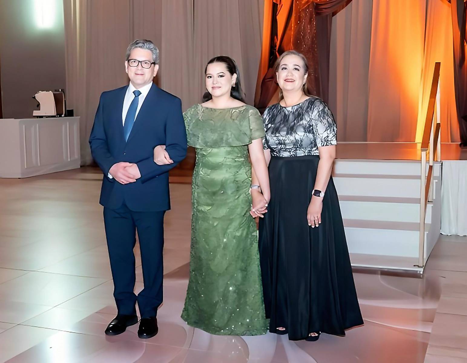 Adriana María Argüelles Laínez con sus padres Salomón Arguelles y Ada Laínez. 