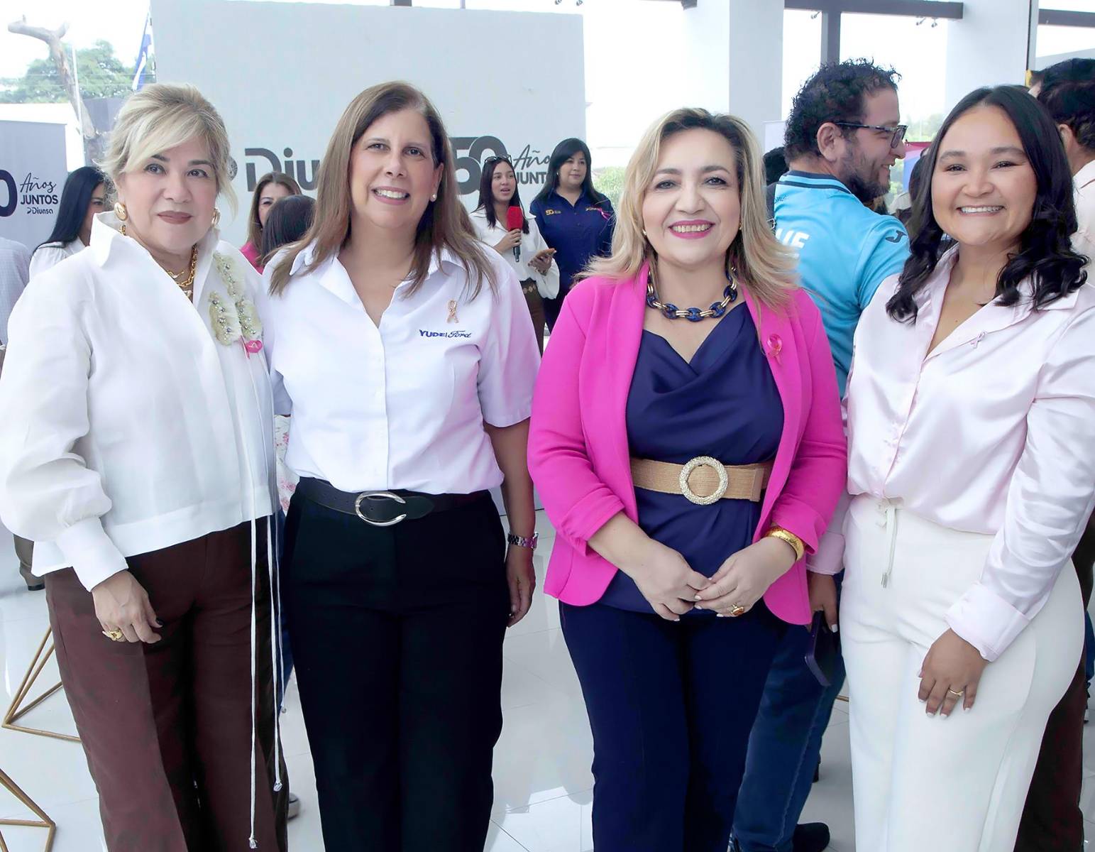 Las emprendedoras expusieron lindos accesorios con el toque rosa por el “Mes Rosa”.
