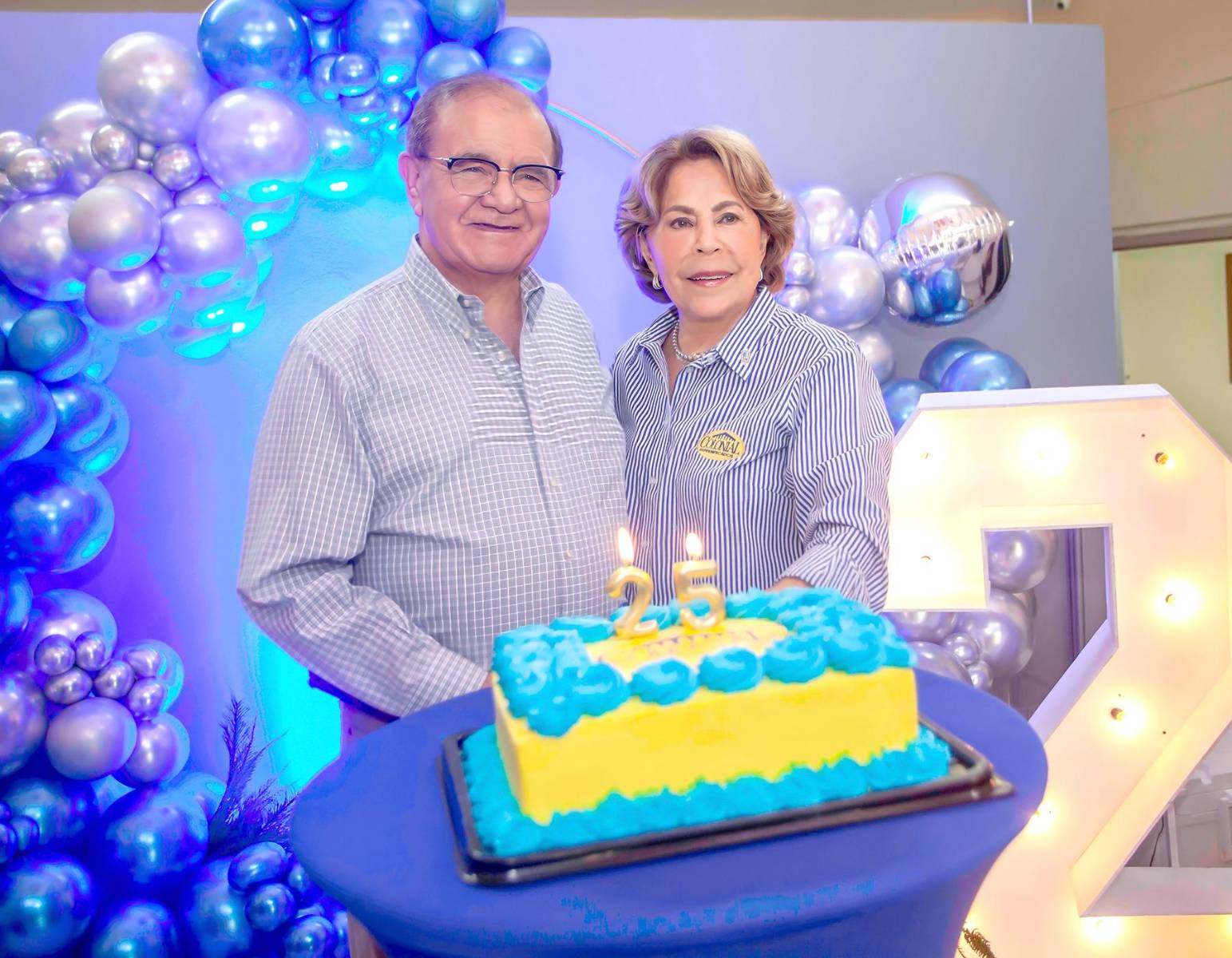 Con 25 años de historia, crecimiento y compromiso con las familias hondureñas, Supermercados Colonial dio inicio a la celebración de este importante aniversario con una Misa de Acción de Gracias, en un espacio dedicado a reconocer la trayectoria de la compañía y agradecer a quienes han sido parte fundamental de su evolución a lo largo de estos años. En la foto: Alberto Díaz Lobo y su esposa Elena Marinakys de Díaz,fundadores de Supermercados Colonial.