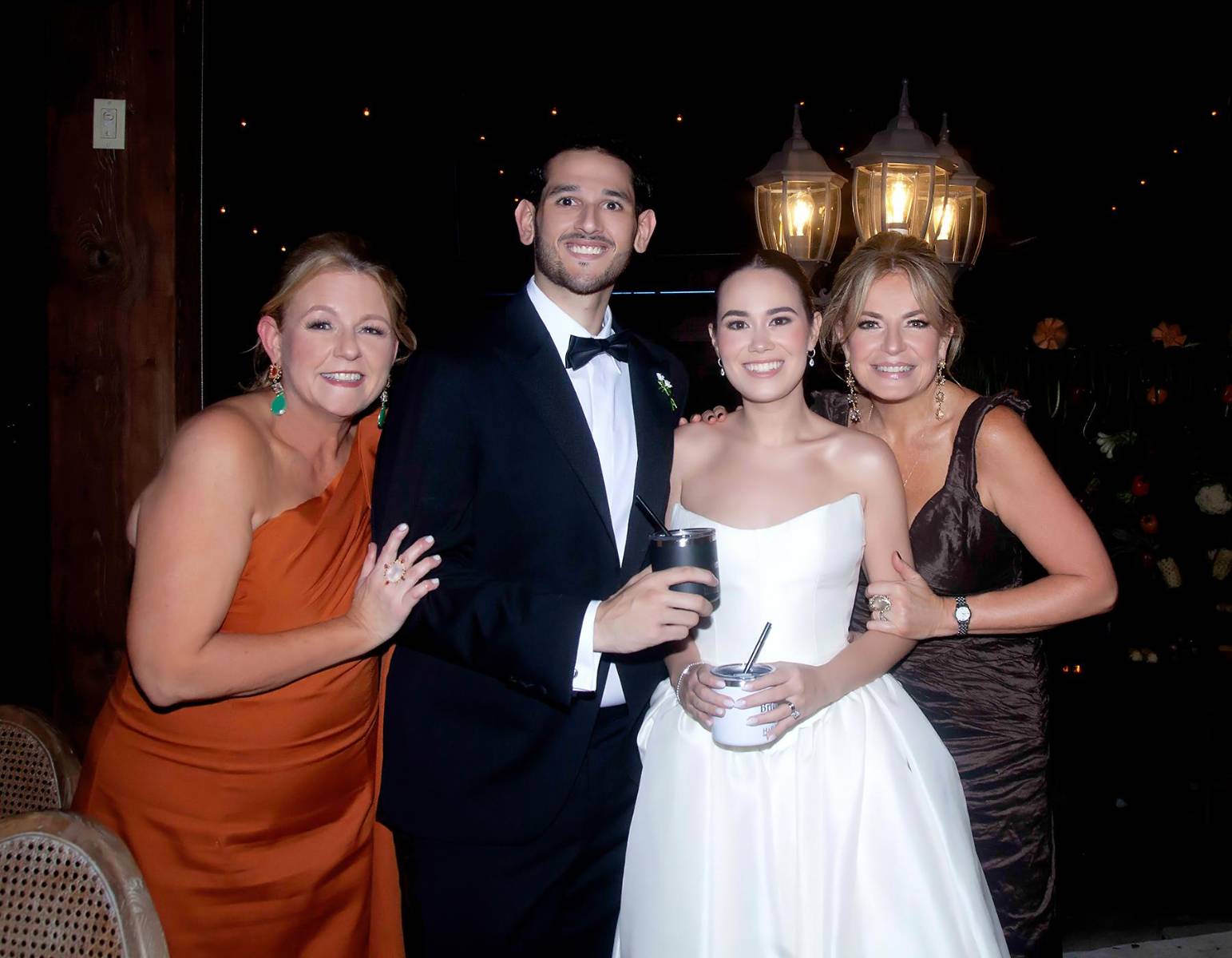 Liza Marinakys de Salazar con Gustavo Adolfo Zavala, Juliana Fernández y Sandy Marinakys de Obiols.