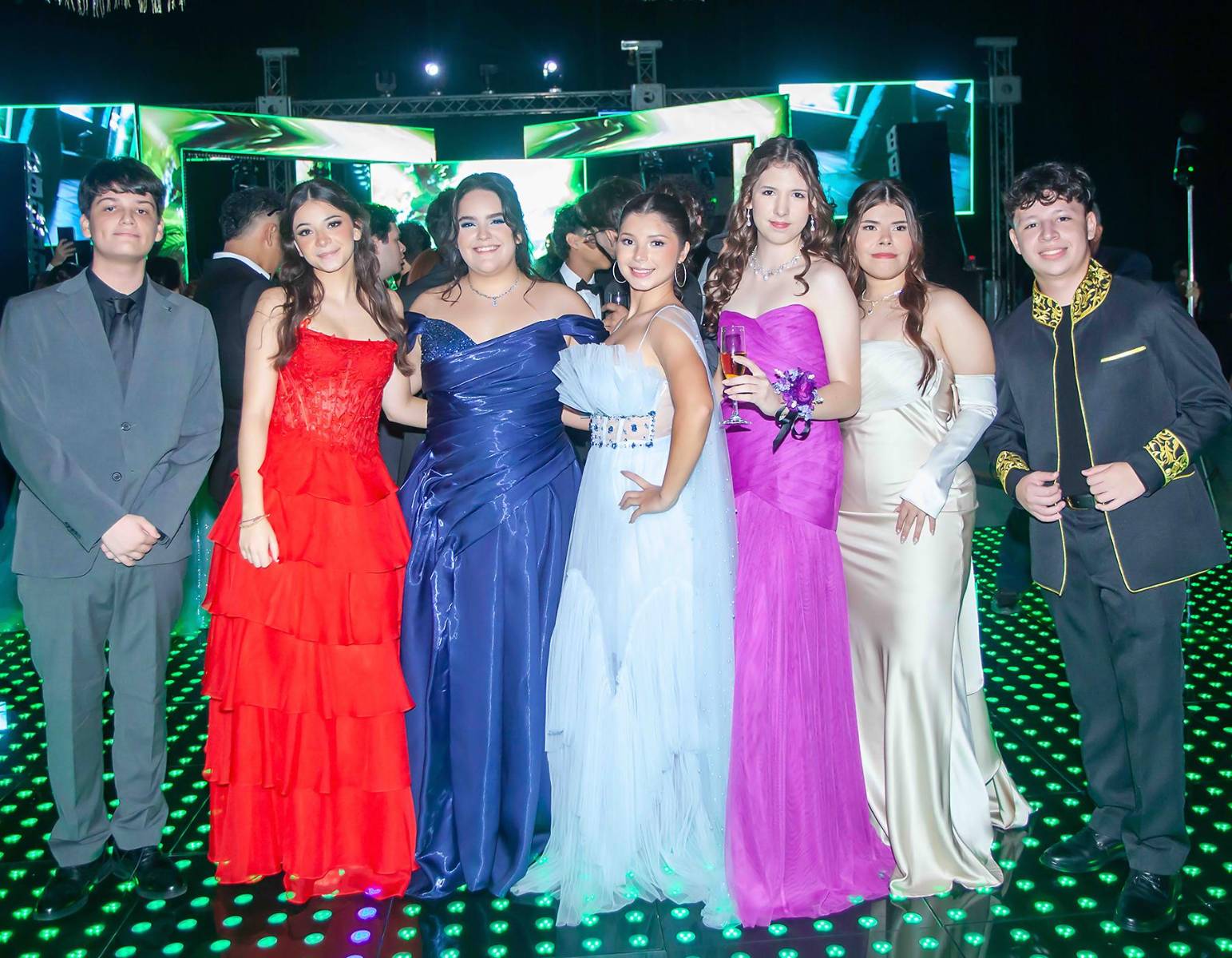 Los seniors 2026 de la Franciscan School celebraron su esperada Prom Night en el salón 6 y 7 de Copantl Convention Center. Las felicitaciones, el desfile de padres, el vals, el brindis y la música moderna fueron el complemento de la memorable noche que disfrutaron los nuevos universitarios, quienes además tuvieron un after party, luego de celebrar con familiares y amistades. La organización del evento fue obra de Rocío Garay quien junto a su equipo logró diseñar una celebración inolvidable para los graduados.