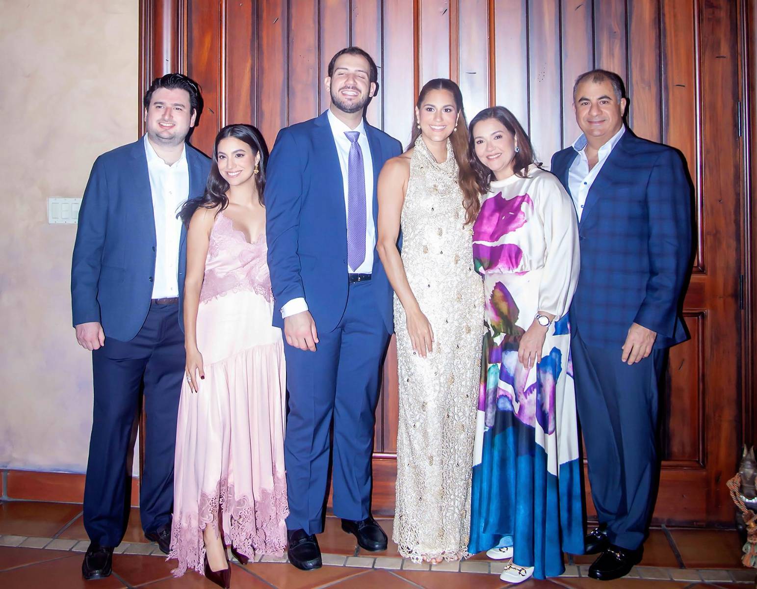 Adrián Gómez, Andrea Andonie de Gómez, con Carlos Simán, Marcela, Ana y Juan Andonie.