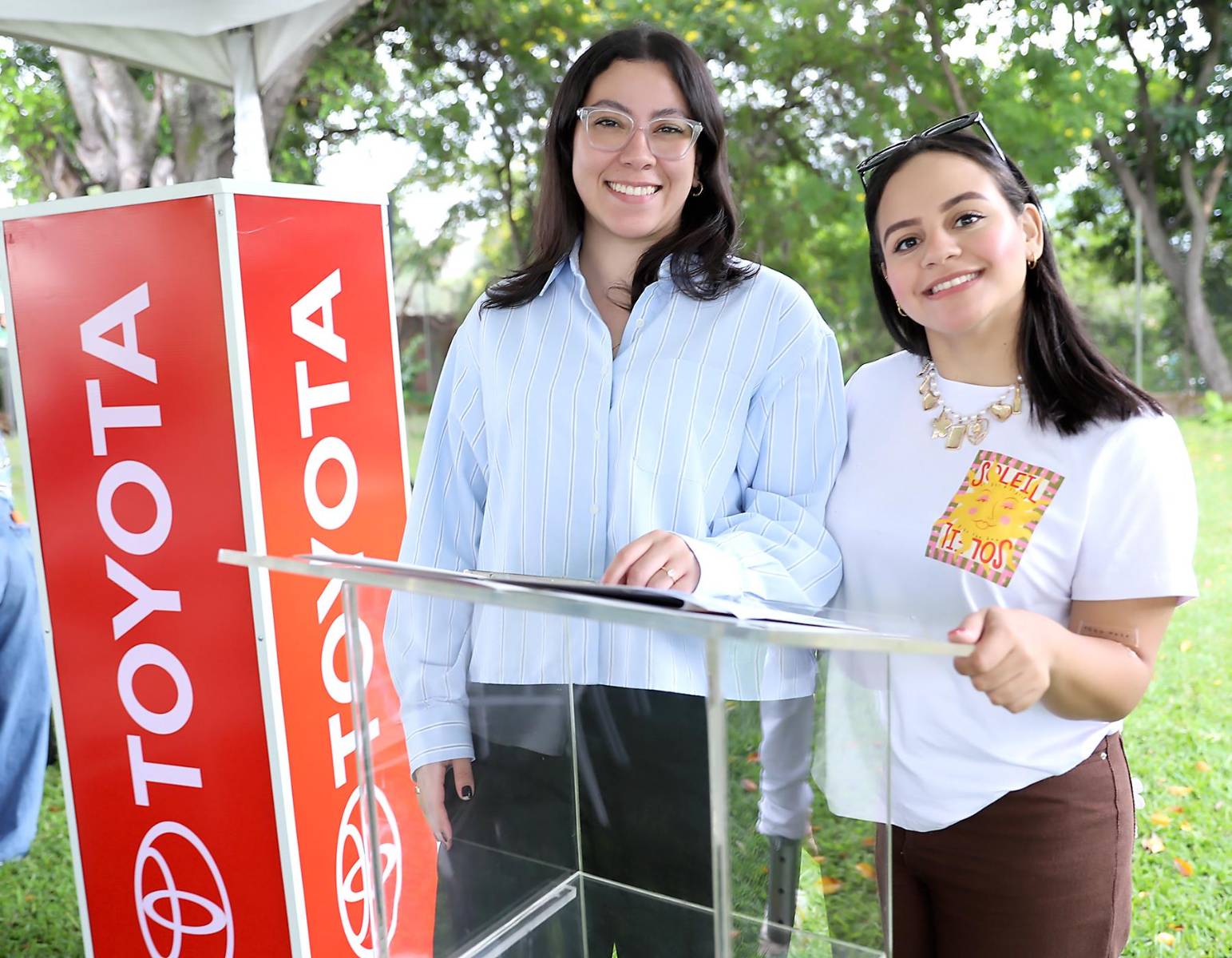Tali Espinoza y Rachel Ochoa.