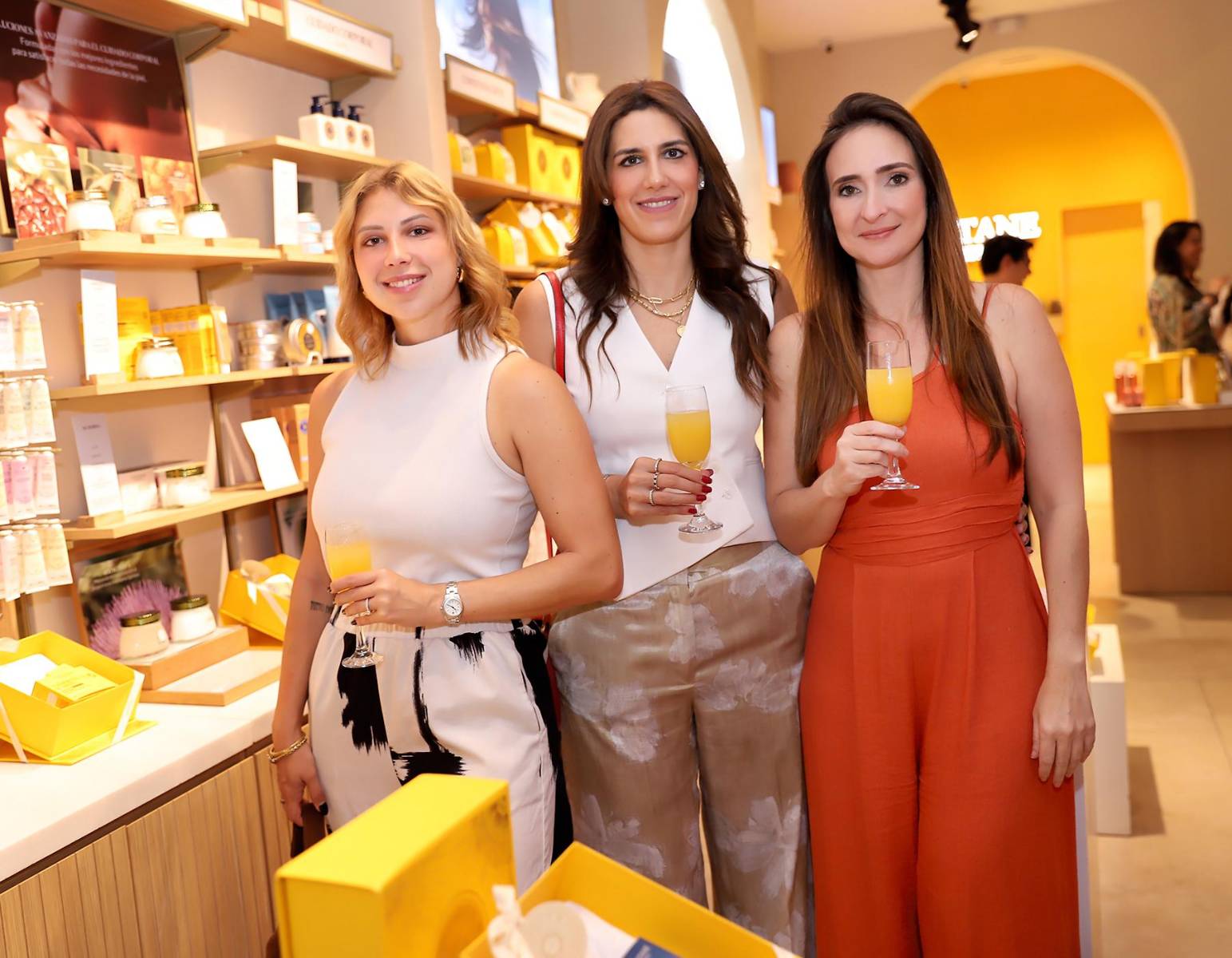 L’Occitane y Revista Estilo celebraron “Brilla con Nosotros” , un encuentro especial donde los asistentes disfrutaron de una mañana cálida y acogedora. Entre boquitas, buena música en vivo a cargo de una violinista y un ambiente cuidadosamente diseñado, los invitados pudieron descubrir la colección navideña de la tienda, así como explorar sus fragancias y productos icónicos. 