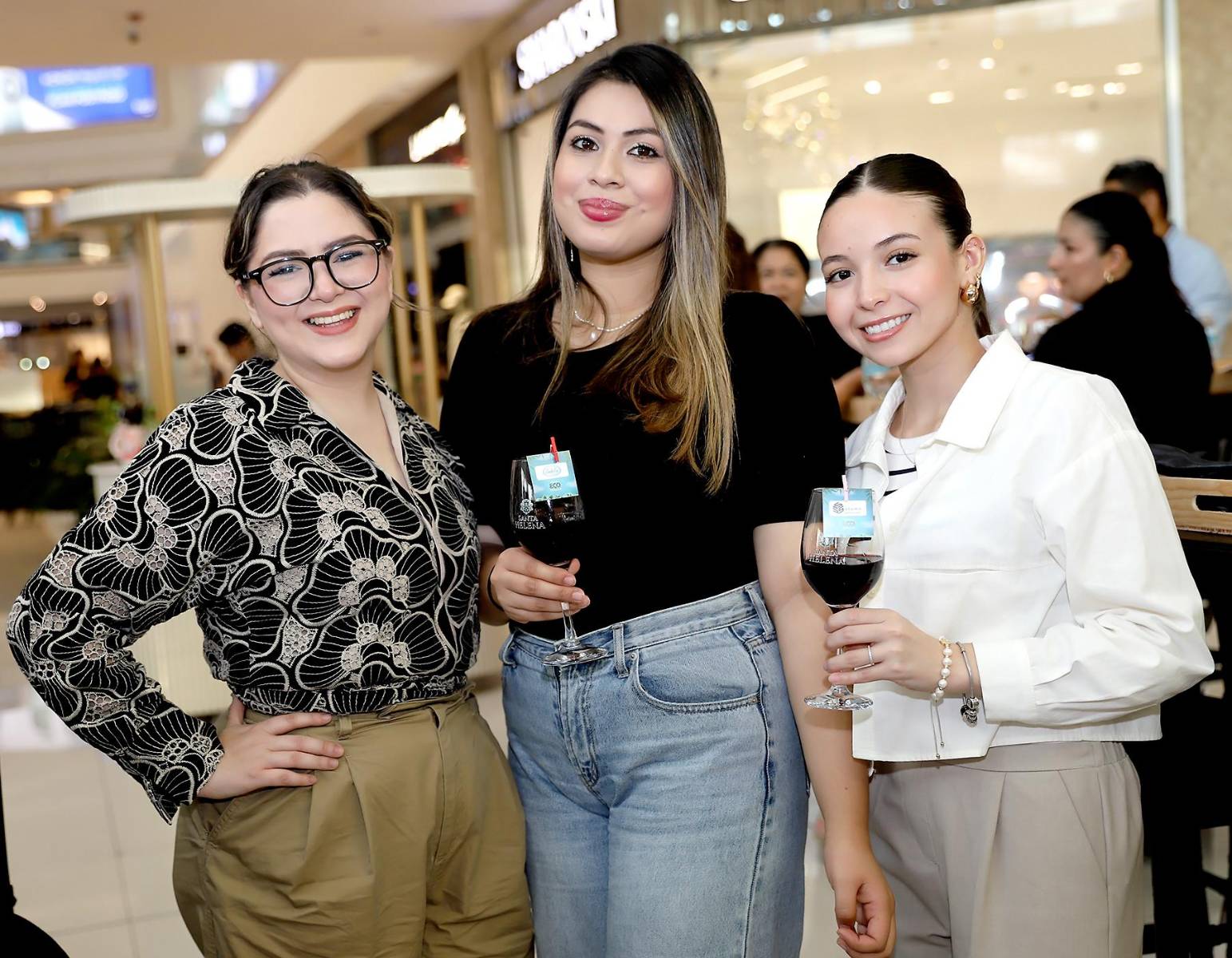 Nadia Galeano, Isabella Rivas y Giuliana Williams.