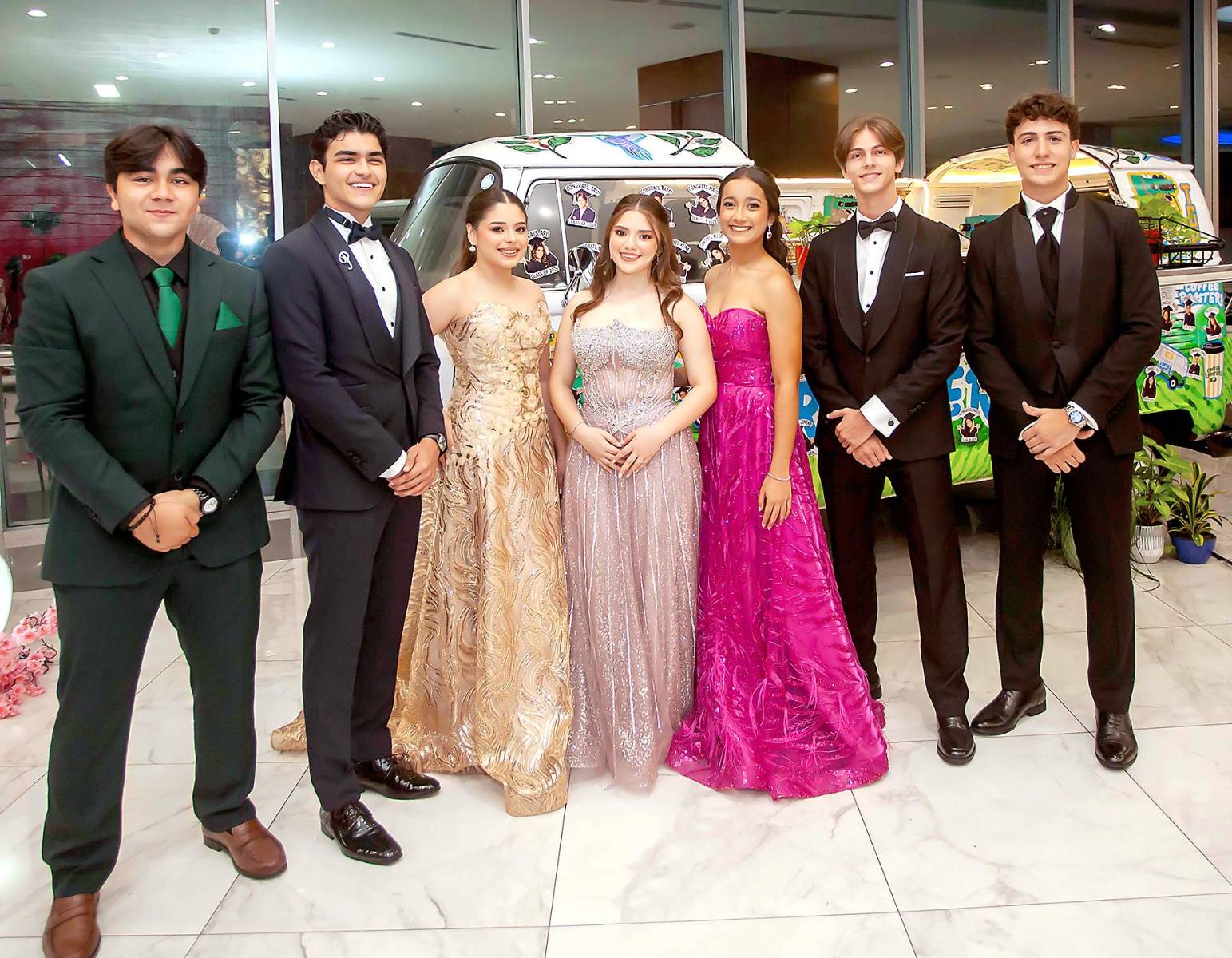  Sebastián Flores, Santiago Portillo, Isabella Zerón, Karina Sánchez, Ana Ferrera, Taufik Asfura y Geovanny Michelen.