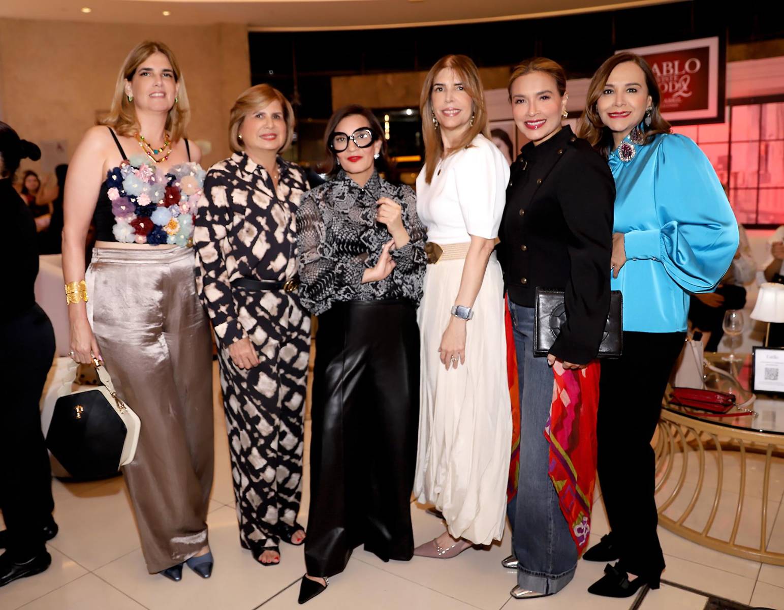 Iovanna Ravelo, Elzette Casanova, Blanca Bendeck y Yovanka Ravelo con Vivi y Waleska Montoya