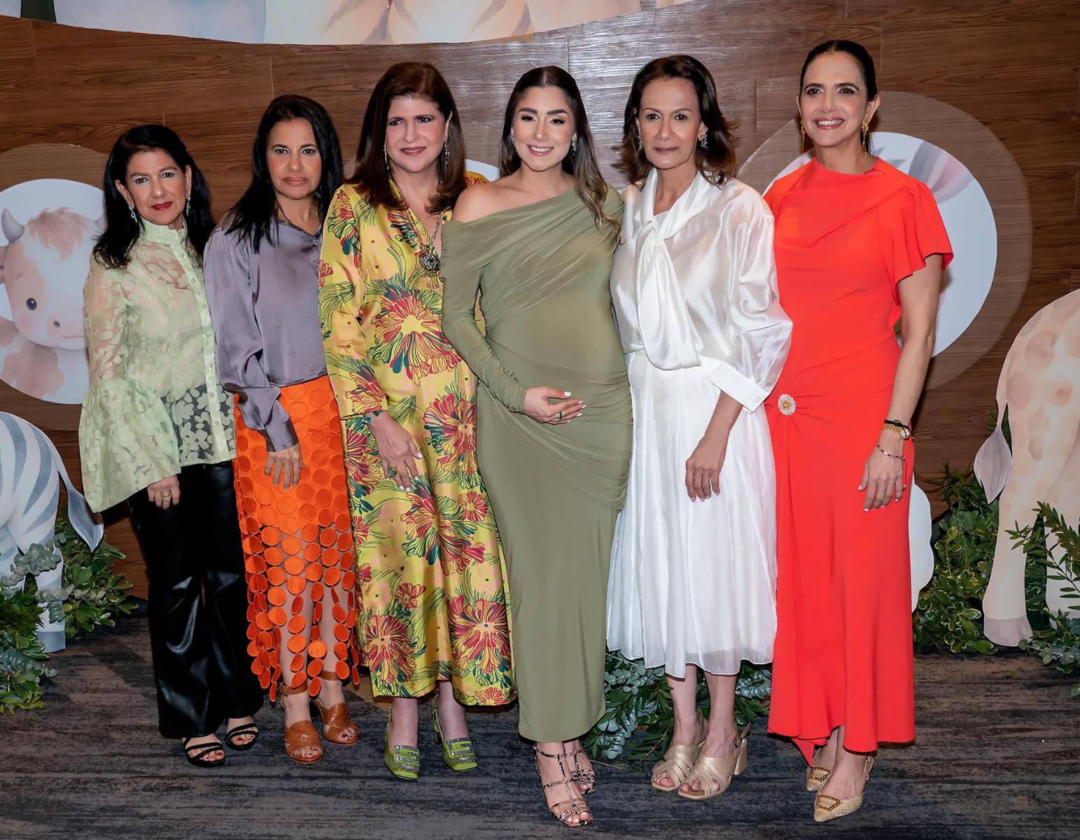 Norma Khoury, Jackie Khoury, Jacqueline de Khoury, Almudena de Larach, Lucy de Ibrahim y Fairuz Khoury. 