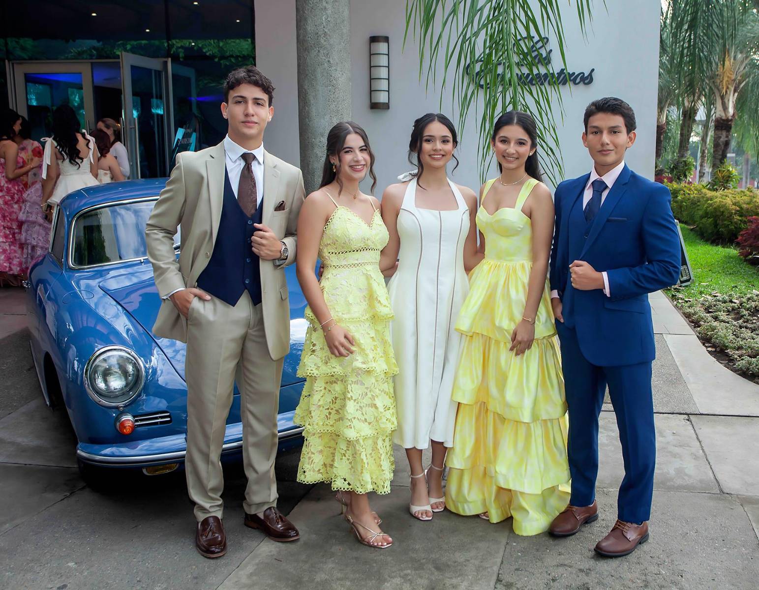 Radiantes y entusiasmados por compartir uno de los encuentros que marcan la recta final de su etapa colegial, los 58 seniors de la generación 2026 de la Santa María del Valle se reunieron en el salón Encuentros del Hotel Copantl &amp; Convention Center para disfrutar de un desayuno buffet. En la foto: Geovanny Michelen, Natalie Romero, Fabiana Cano, Mía Cruz Kury y Francisco Fajardo.