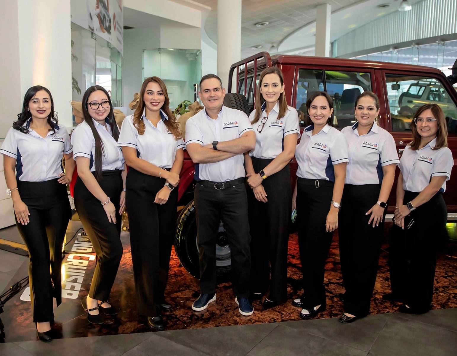 Grupo Flores presentó oficialmente la nueva Toyota Land Cruiser 70, un vehículo que renueva el legado de uno de los todoterrenos más emblemáticos y resistentes del mundo. Bajo el concepto “La fuerza de una leyenda”, la marca reunió a clientes, invitados especiales y representantes de los medios de comunicación para conocer de primera mano las innovaciones técnicas, el desempeño y la evolución de un modelo diseñado para enfrentar los terrenos más desafiantes, sin perder la robustez y confiabilidad que lo han convertido en un referente del segmento off-road. En la foto: Alan Flores, CEO de Grupo Flores, en compañía del equipo de ventas de San Pedro Sula.