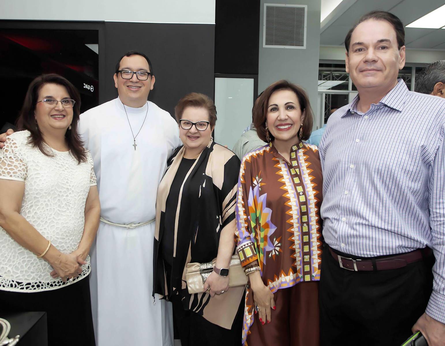 Liliana Kafie, padre Eduardo Soto, Martha Canahuati, Carolina Canahuati y Juan Vogelsang.