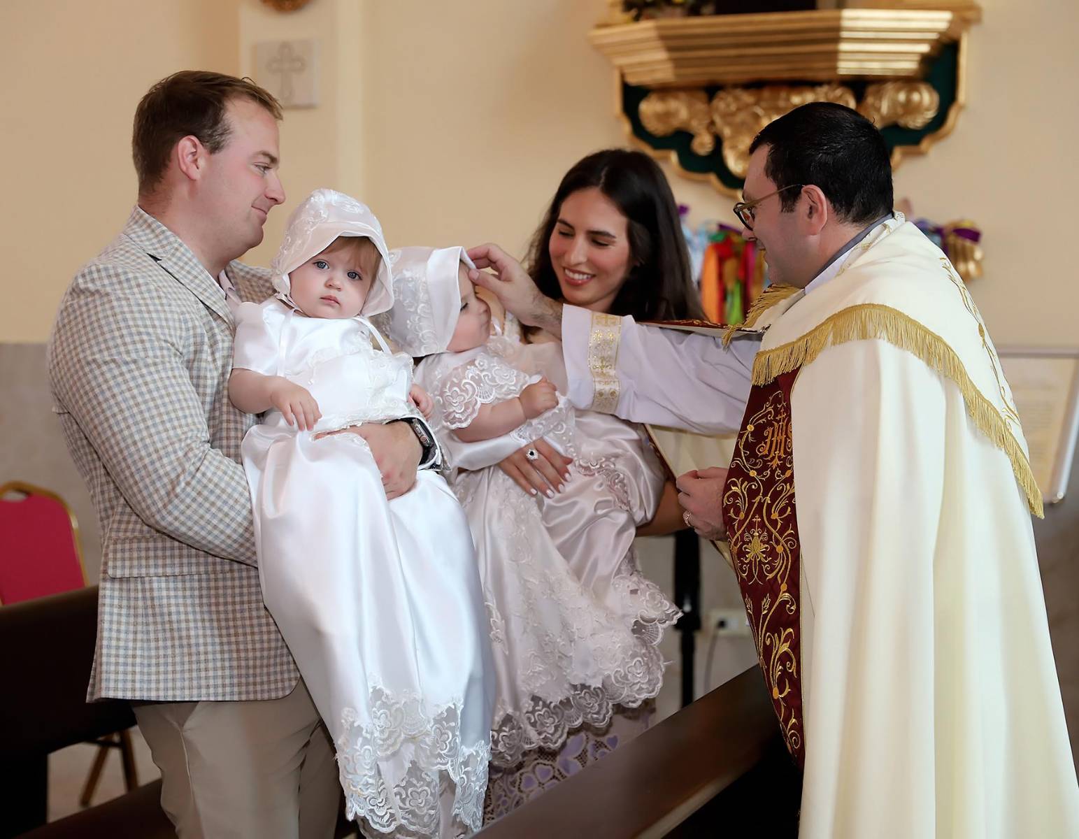 Bajo la bendición de Dios, el sacerdote Carlos Magno bautizo a las niñas, marcando el inicio de su camino en la fe.