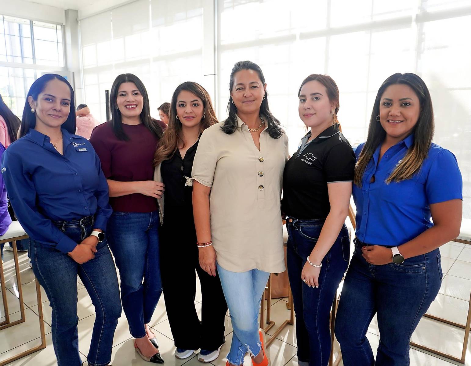 La Navidad llegó anticipadamente para los clientes de Chevrolet, quienes vivieron una tarde llena de creatividad, sabor y espíritu festivo durante el encantador “Chevy’s Christmas Cookie Workshop”. En la foto: Alejandra Sevilla, Melissa Estrada, Karla Sauceda, Patricia Rodríguez, Ámbar Carrasco y Elisa Rendón.