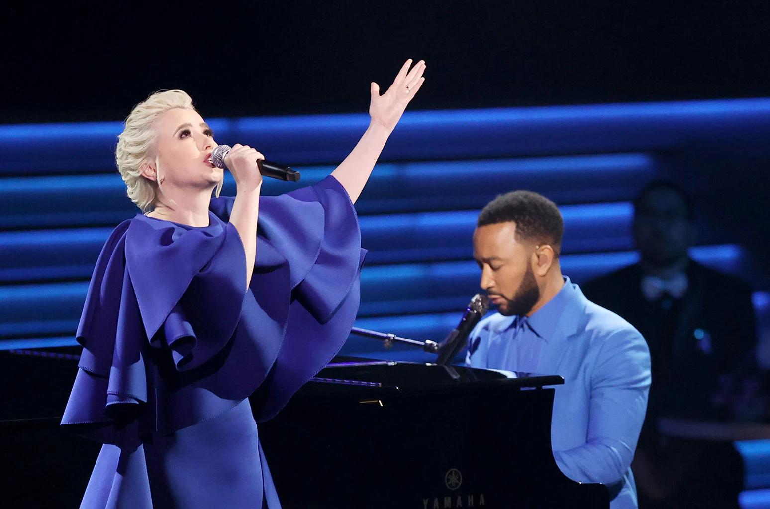 Los grammy se volcaron en contra de la invasión de Rusia a Ucrania. La cantante ucraniana Mika Newton, interpretó ‘Free’ junto a John Legend mientras se mostraban imágenes de la devastación en su país por la guerra.