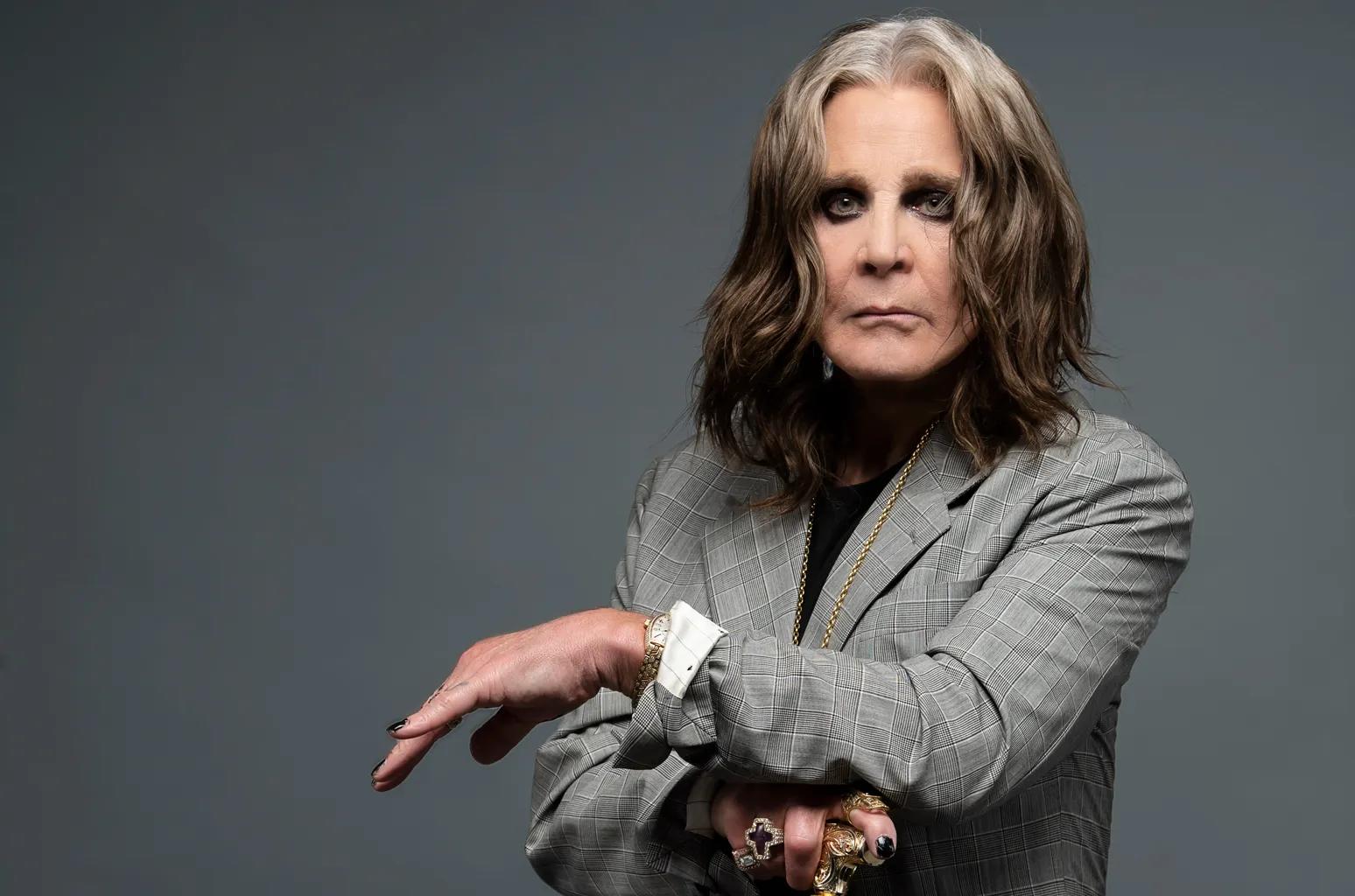 Ozzy Osbourne una leyenda del heavy metal, líder de Black Sabbath y figura cultural global, falleció a los 76 años tras una batalla con la enfermedad de Parkinson. Dio un concierto despedido el 5 de julio en Birmingham.