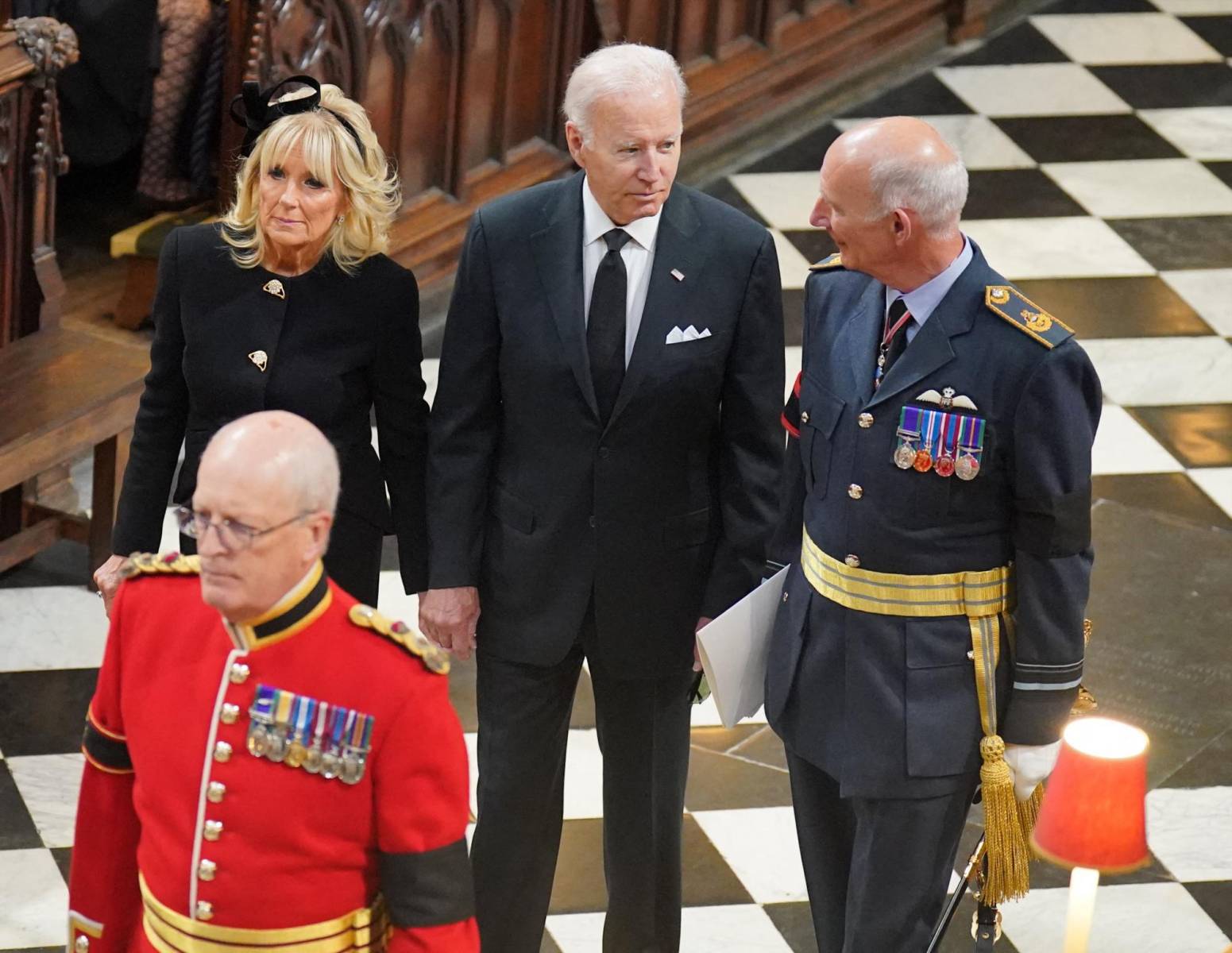 El presidente de los Estados Unidos, Joe Biden y su esposa Jill a su llegada a la Abadía de Westminster. (Photo by Dominic Lipinski / POOL / AFP)