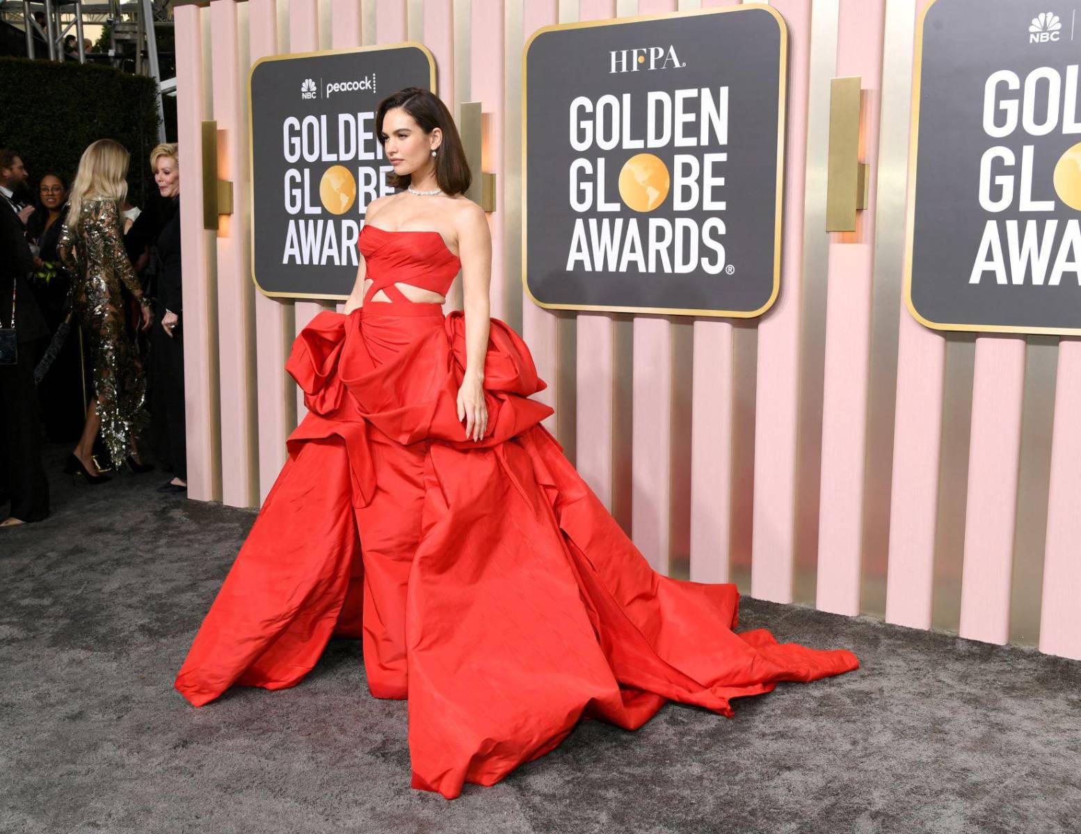 Lily James en Atelier Versace