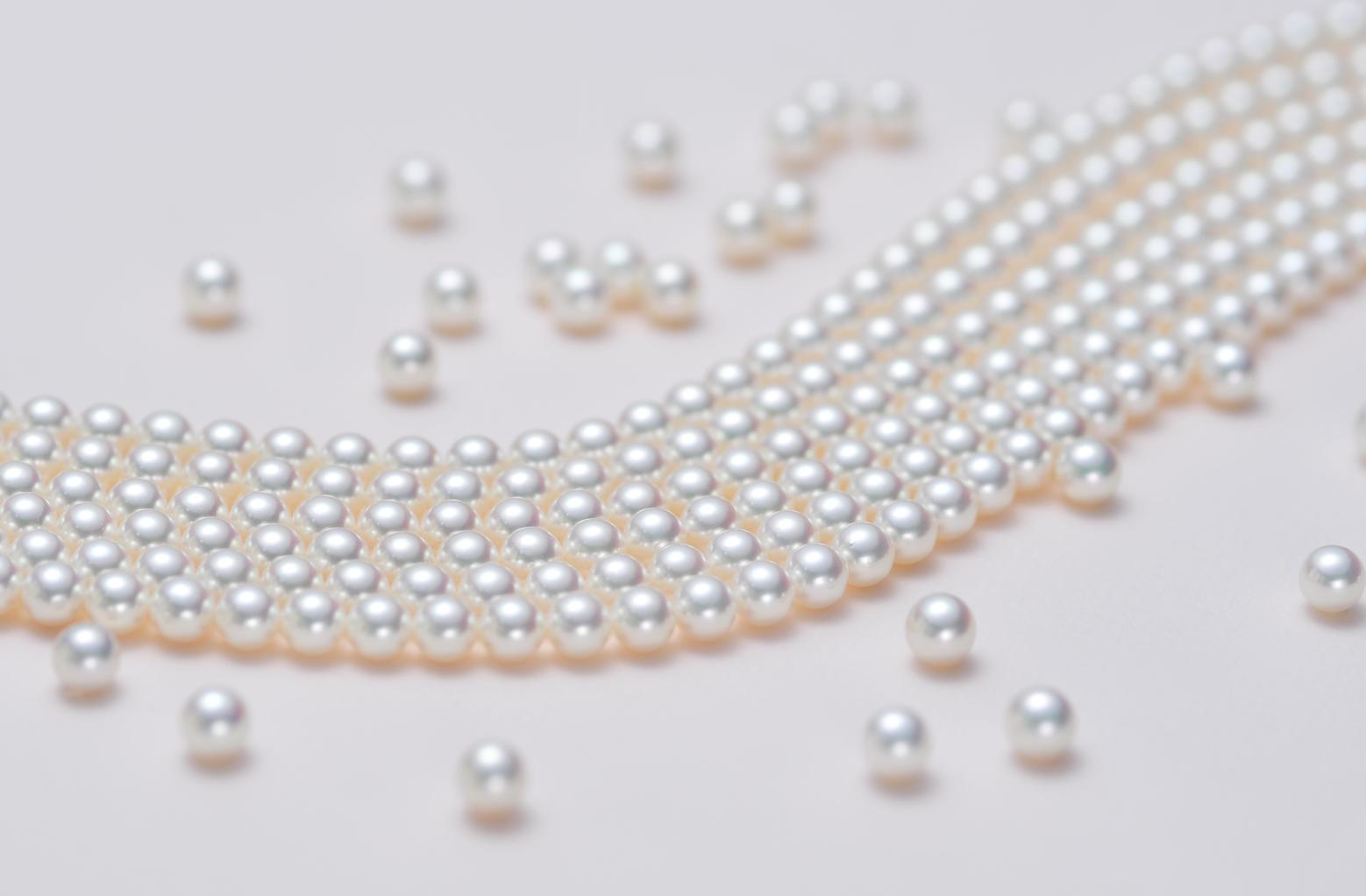 Junio – Perlas. Las perlas son de buena suerte ya que son las únicas joyas que provienen de seres vivos y no requieren intervención de los humanos para la exhibición de su belleza. Igualmente, se asocian con la lealtad, generosidad, pureza y elegancia.