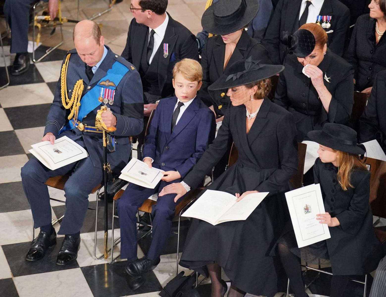 Los príncipes de Gales: William, George, Kate y Charlotte en sus puestos asignados en el funeral de la reina Isabel II en la Abadía de Westminster (Photo by Dominic Lipinski / POOL / AFP)