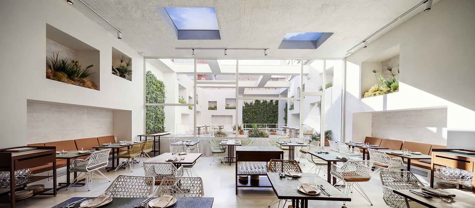 1. Disfrutar es un destacado restaurante ubicado en Barcelona, España, reconocido por su enfoque innovador en la cocina contemporánea. Dirigido por los chefs Oriol Castro, Mateu Casañas y Eduard Xatruch, quienes anteriormente trabajaron en elBulli, el restaurante ofrece una experiencia gastronómica única y llena de sorpresas. Con dos estrellas Michelin, Disfrutar combina técnicas culinarias vanguardistas con ingredientes frescos y de temporada para crear platos creativos y deliciosos que deleitan a los comensales. Es un destino imprescindible para los amantes de la alta cocina en Barcelona.