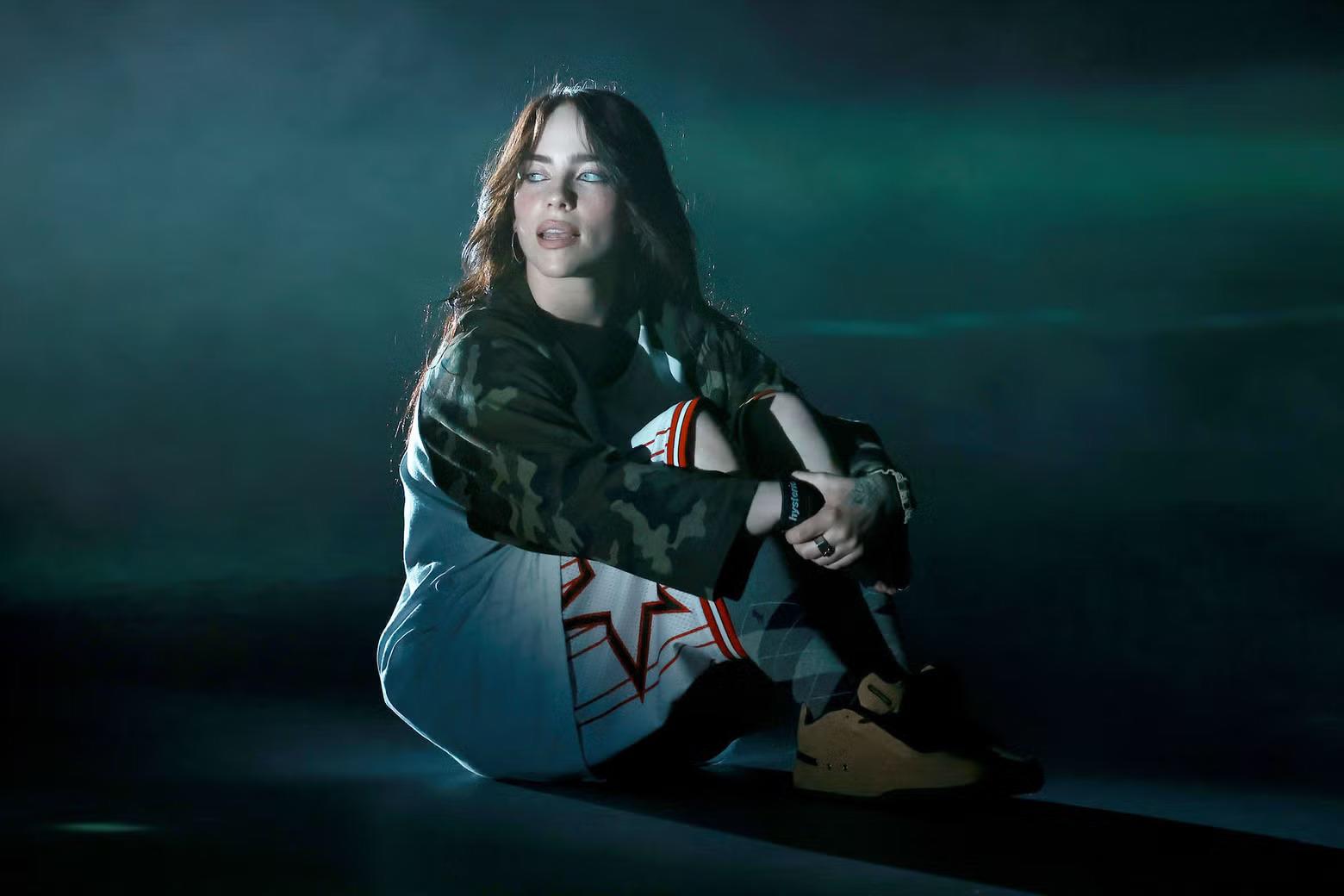 <b>Billie Eillish</b>Nuestra reina de lo alternativo, ha dejado claro que el amor propio es prioridad. A sus apenas 22 años ha alcanzado metas que muchos artistas no logran a lo largo de su carrera. En una entrevista con la revista Rolling Stone habló sobre su vida amorosa y dijo en broma que planea “no volver a salir con alguien nunca más”. Y aunque Billie dice que eso “obviamente” no es cierto, no se ve “hablando en serio con nadie” hasta que encuentre a alguien que “realmente se sienta bien”.
