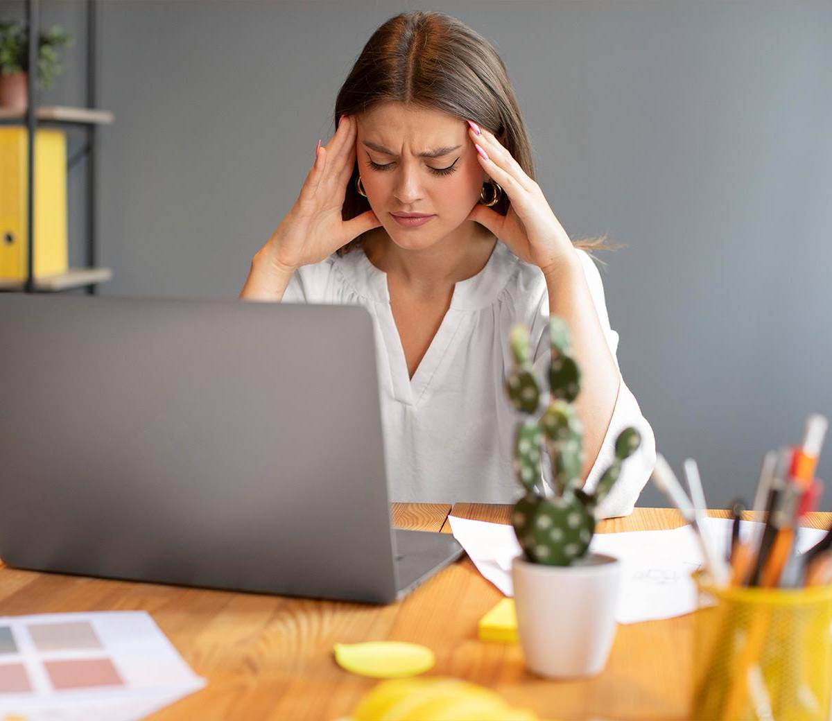 A simple vista, todo parece estar bien. Cumples con tu trabajo, respondes mensajes, asistes a reuniones, haces ejercicio, sales con amigas y hasta logras tachar pendientes de tu lista. Desde afuera, eres “productiva” y “responsable”. Pero por dentro, algo no encaja; el cuerpo está en alerta constante, la mente no se apaga y el descanso nunca es suficiente. Eso que muchas personas normalizan como estrés cotidiano tiene un nombre: ansiedad funcional.