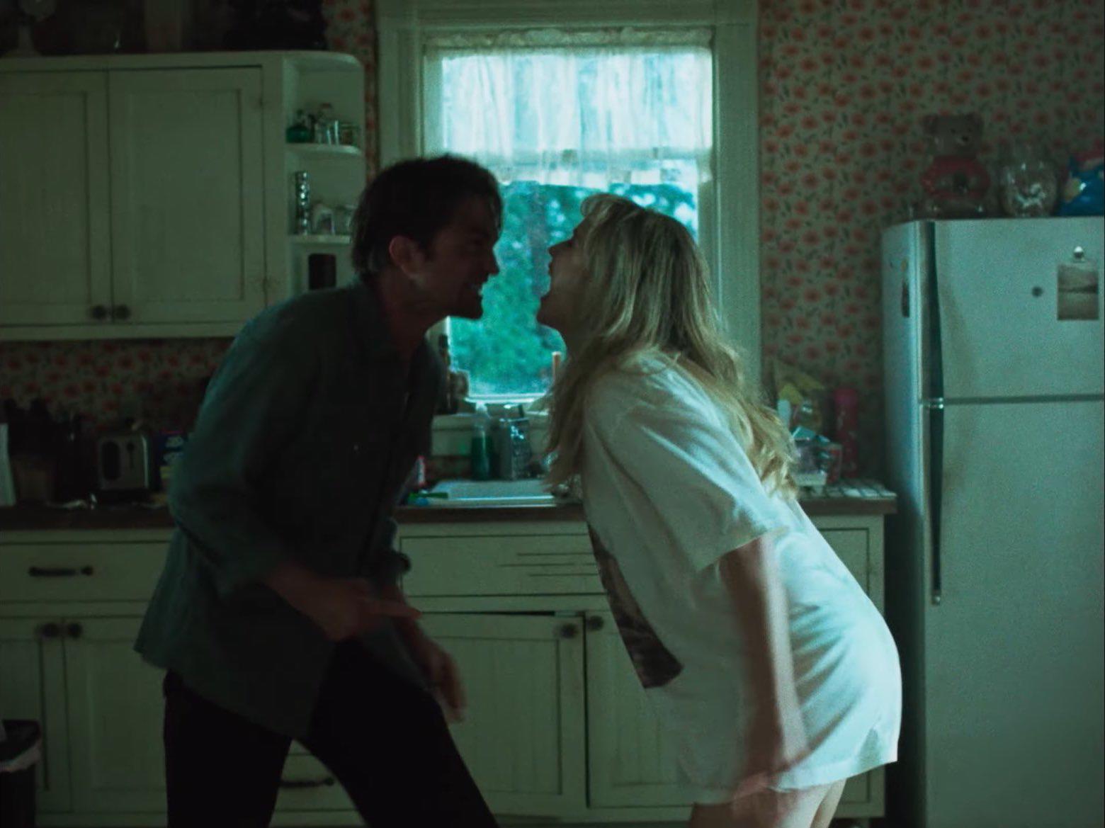 Ramsay ha descrito su película como “una historia de amor loca y retorcida”, lo que resume perfectamente su estética siendo: arriesgada, y emocional. En ella se atreve a mostrar su lado mas crudo y humano. El film desnuda la mente femenina con una sinceridad que incomoda, pero también conmueve.