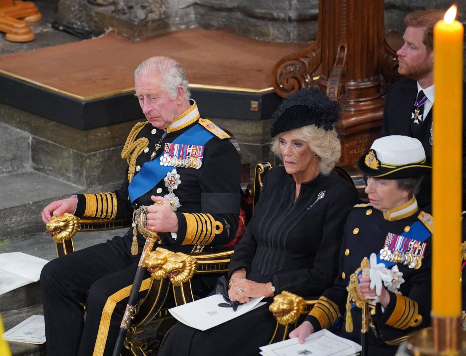 El rey Carlos III, su esposa Camila, la princesa Ana y el príncipe Harry en el funeral de Estado de Isabel II (Photo by Dominic Lipinski / POOL / AFP)