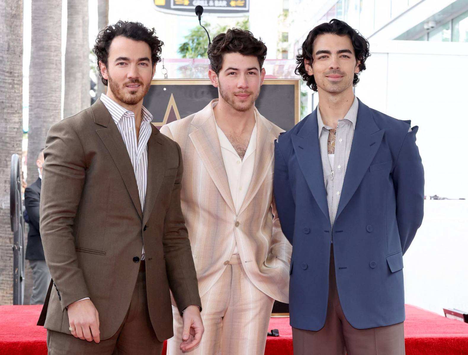 Kevin, Nick y Joe Jonas durante la ceremonia de develación de su estrella, en la que aprovecharon para anunciar que el próximo 5 de mayo lanzarán su nuevo material llamado <i>The Album</i> 